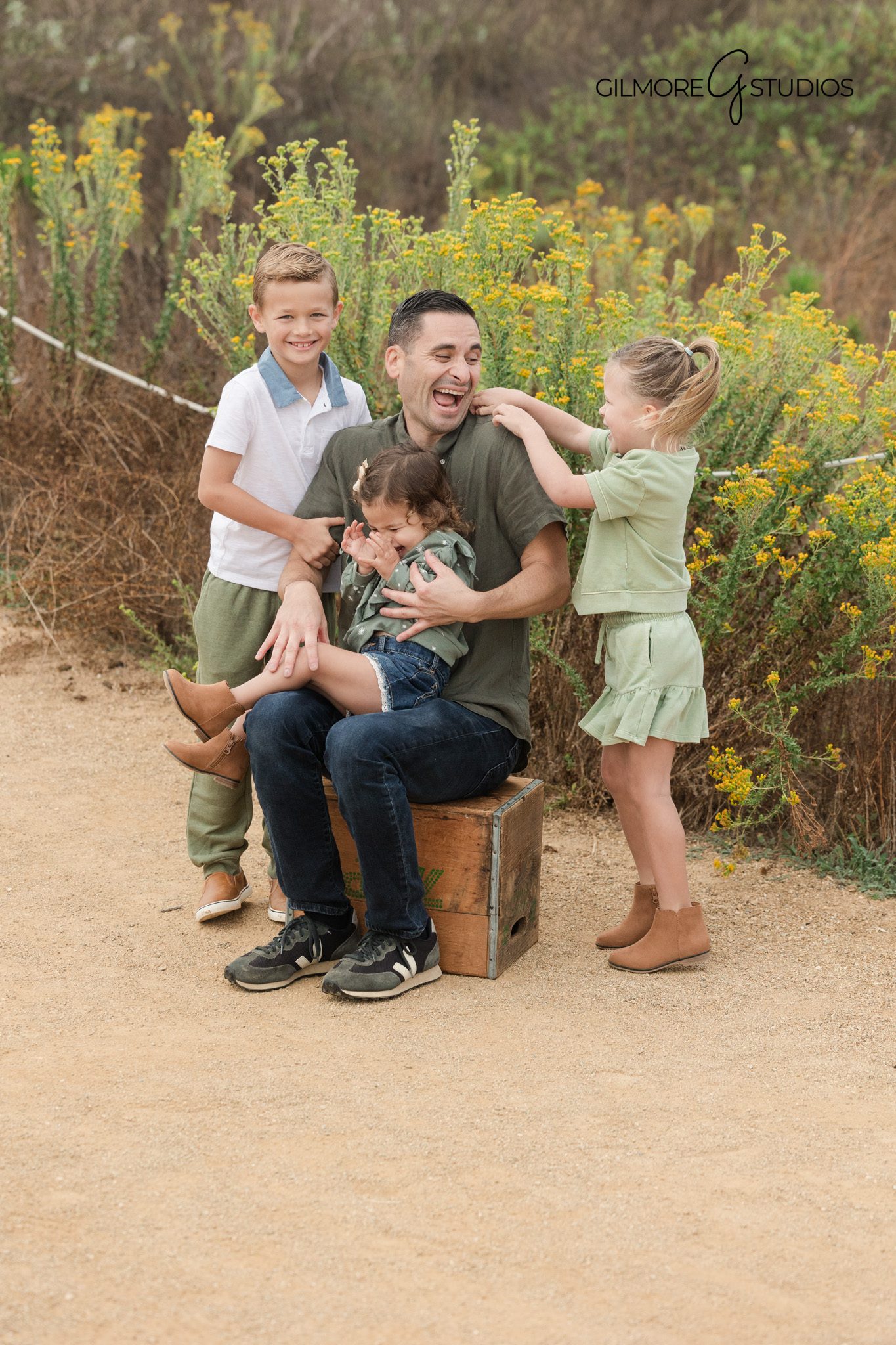 Warm sunset family moment

Lifestyle family photography session