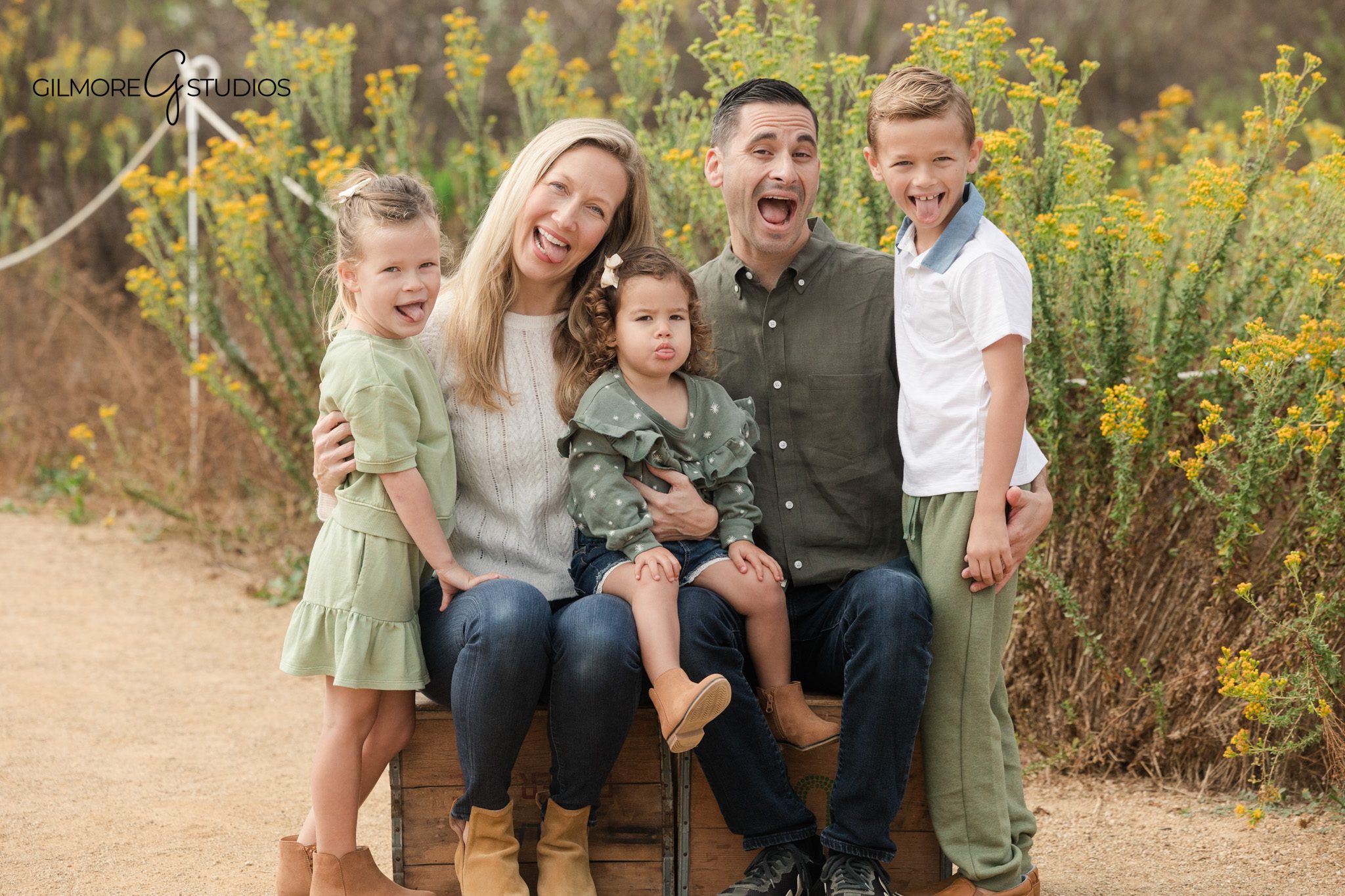 Family portrait photography Back Bay Newport Beach scenic trail location

Newport Beach family photographer outdoor portrait Back Bay session