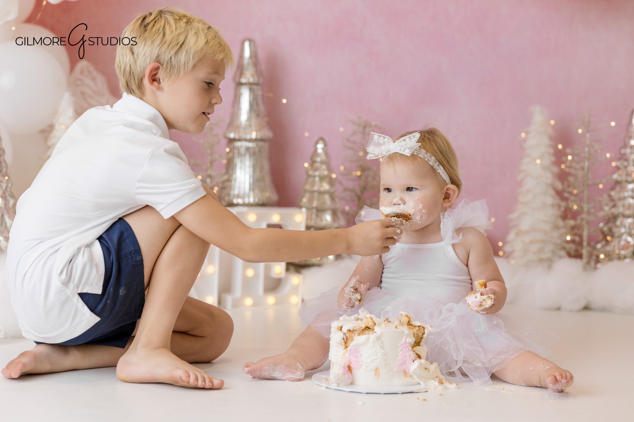 One year old portrait with cake

Baby birthday portrait photography