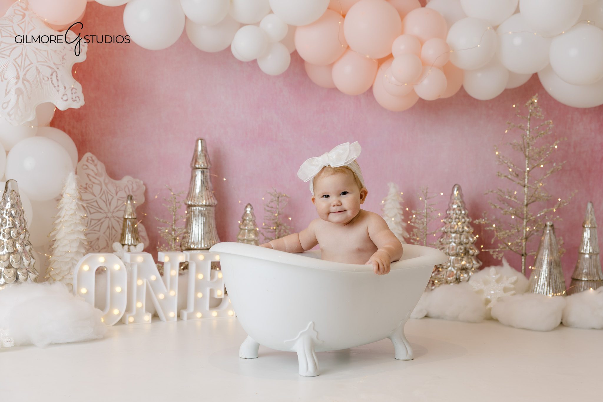 One year old milestone photography

Cake smash portrait with soft styling