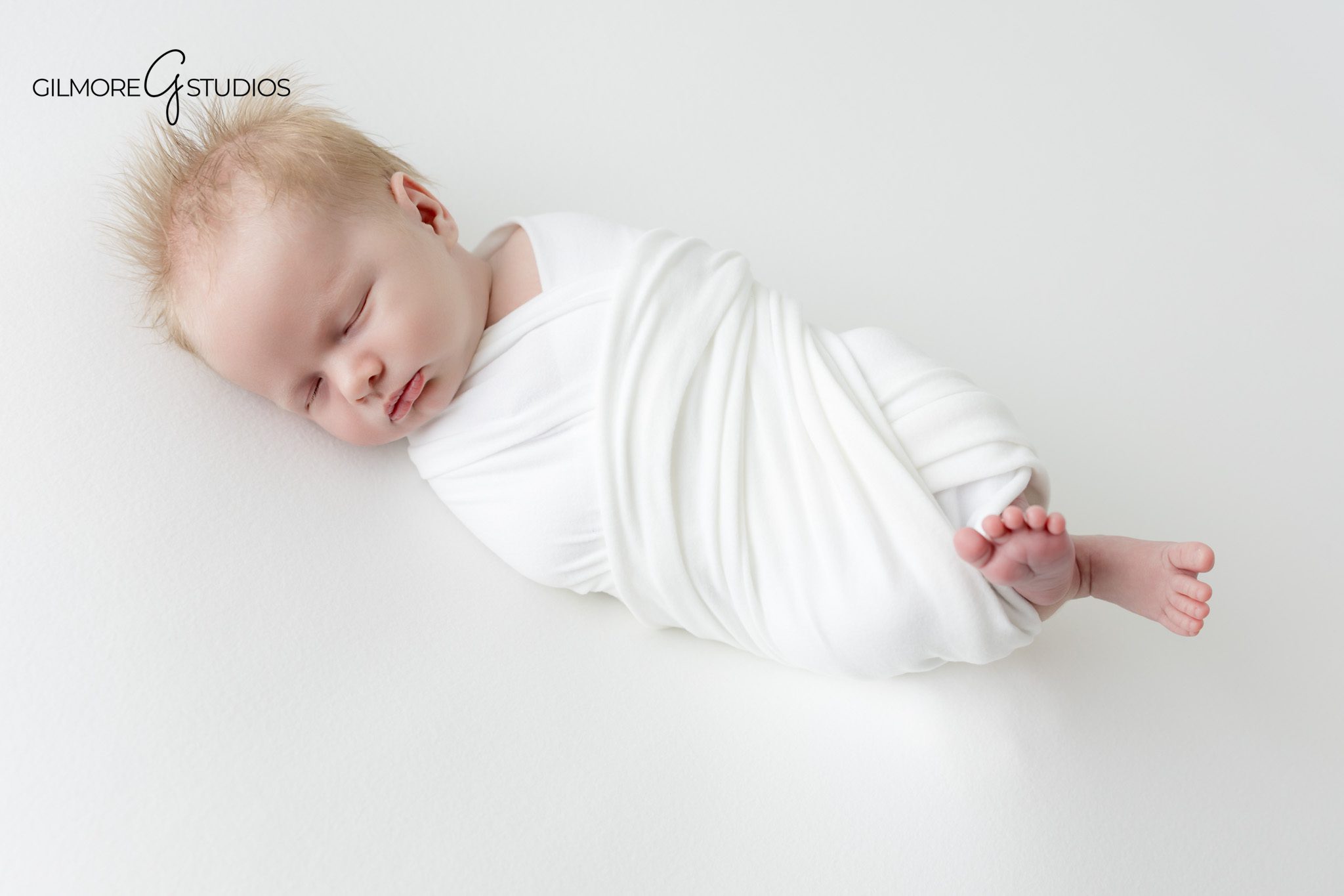 Timeless newborn portrait photography style

Calm newborn photography portrait moment
