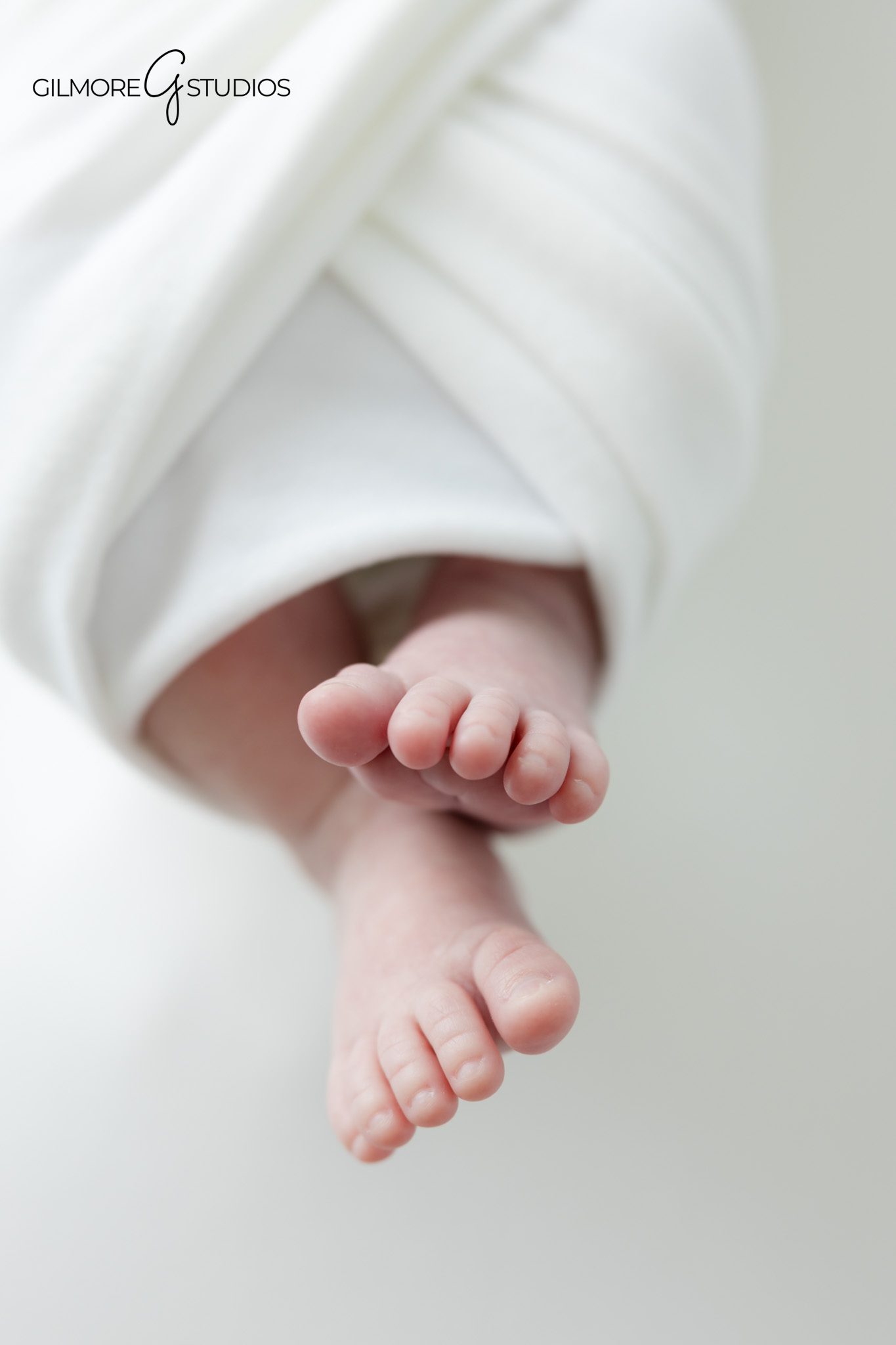 Newborn baby photographed naturally in portrait style

Timeless newborn photography portrait