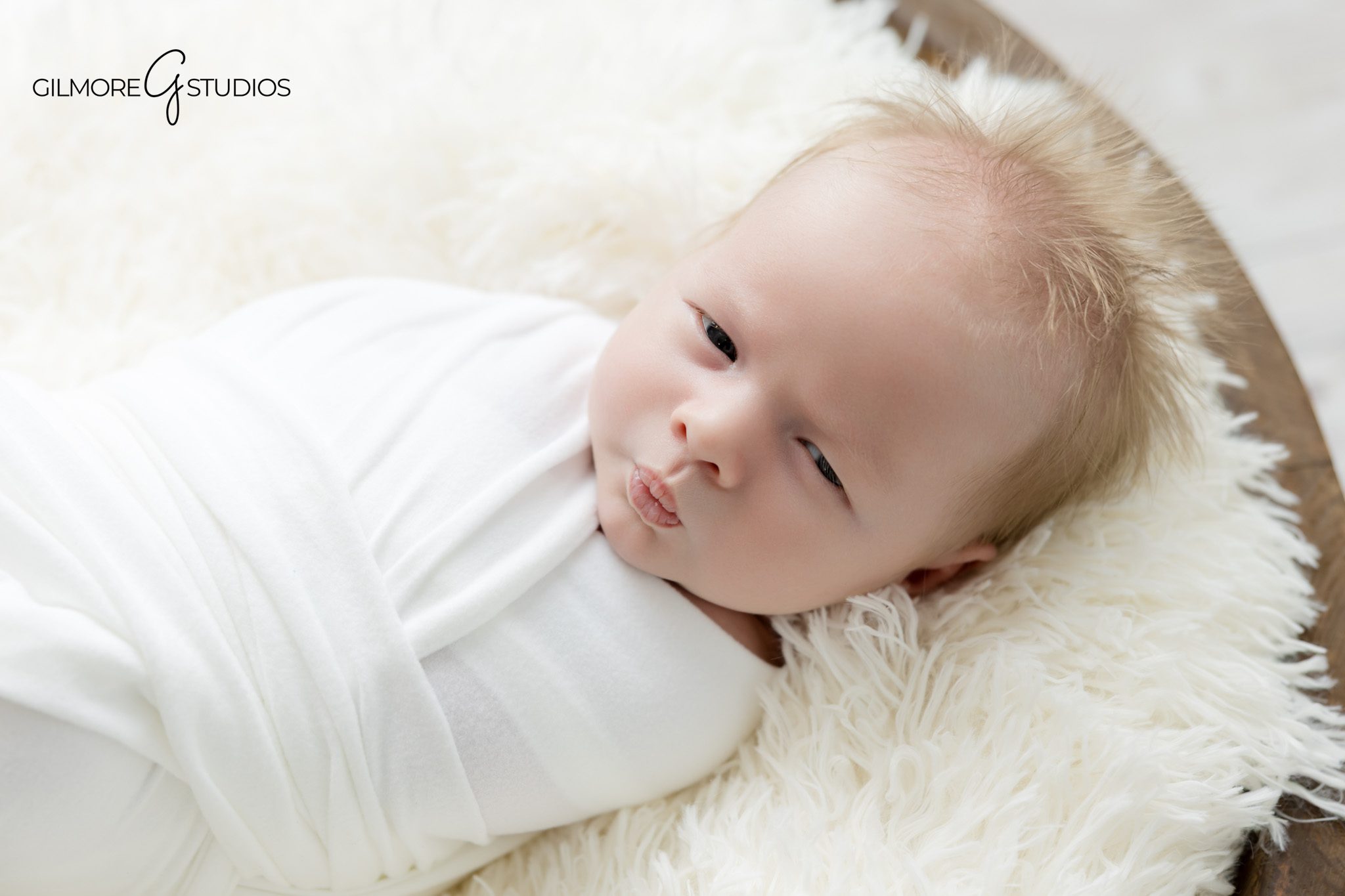 Calm newborn photography session portrait

Newborn baby portrait captured gently
