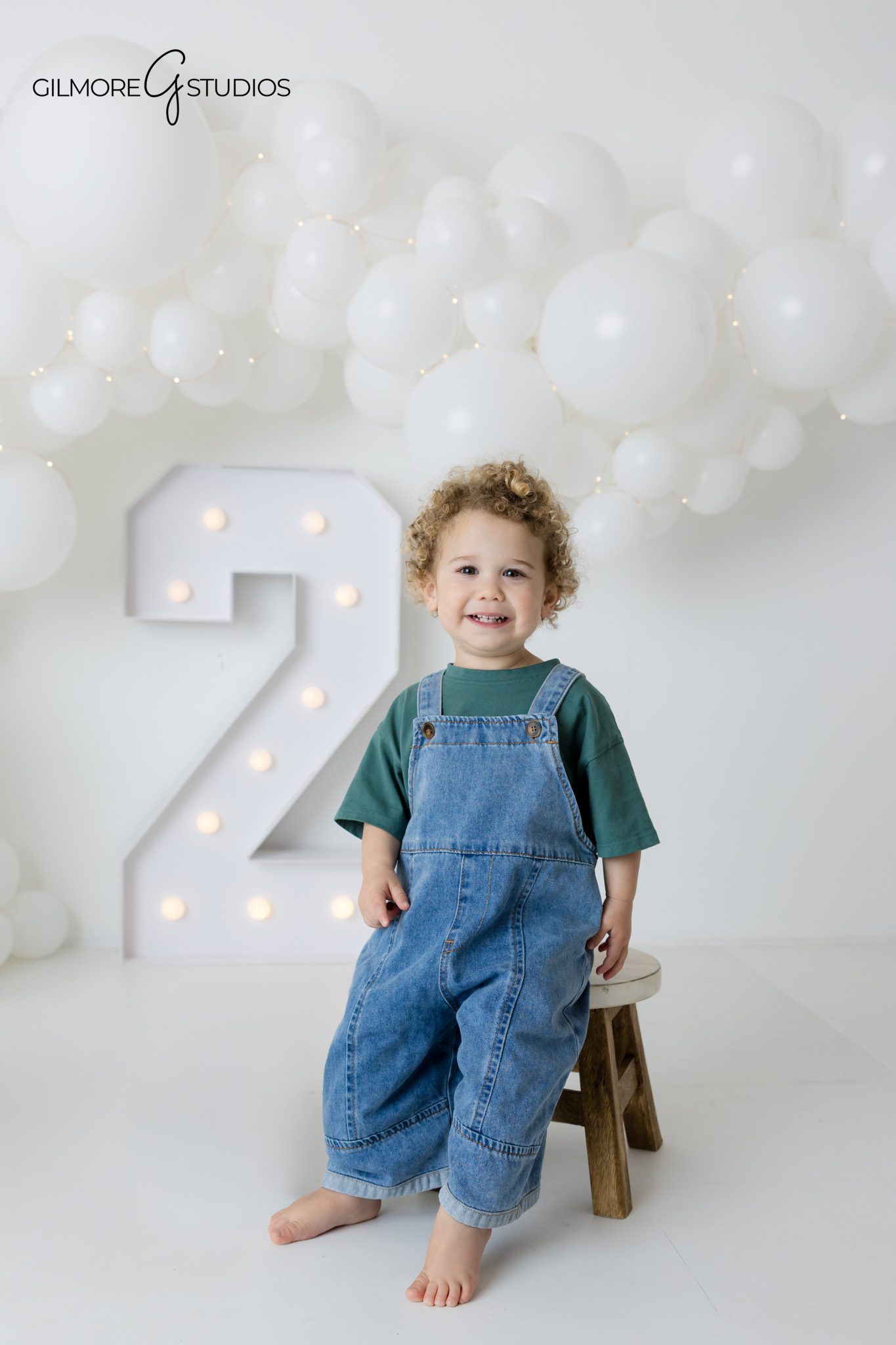 Neutral milestone birthday photography

Classic toddler birthday photography
