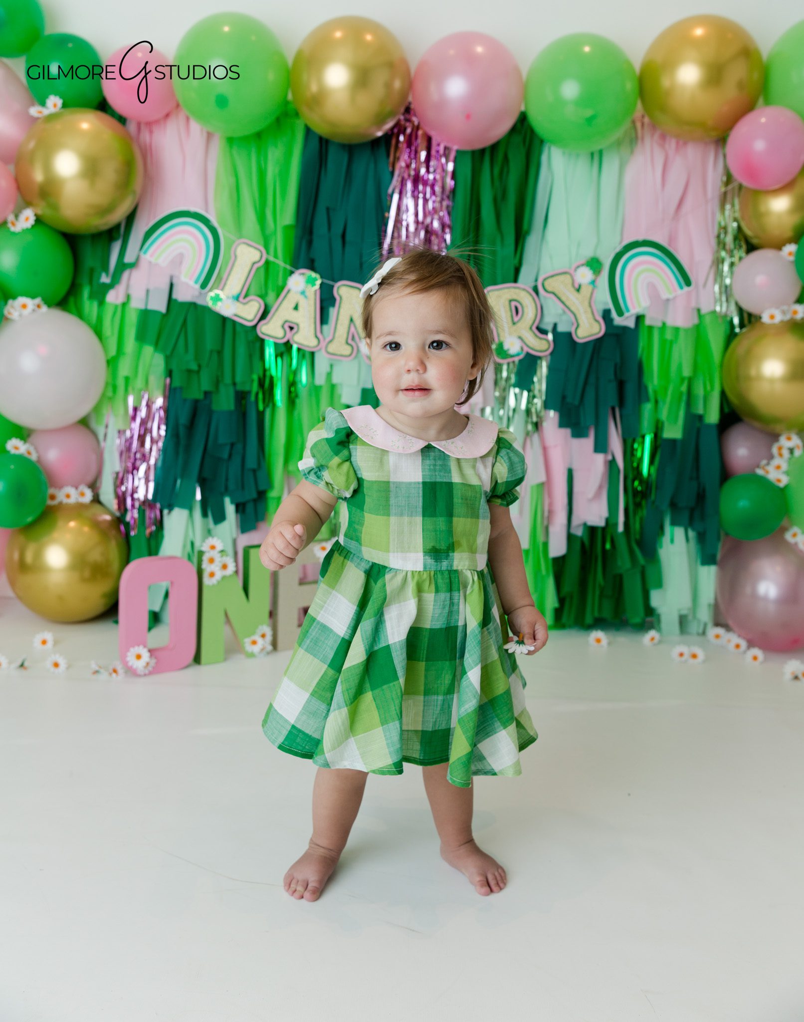 baby cake smash photographer neutral theme first birthday photography
first birthday portrait photography cake smash baby smiling with frosting