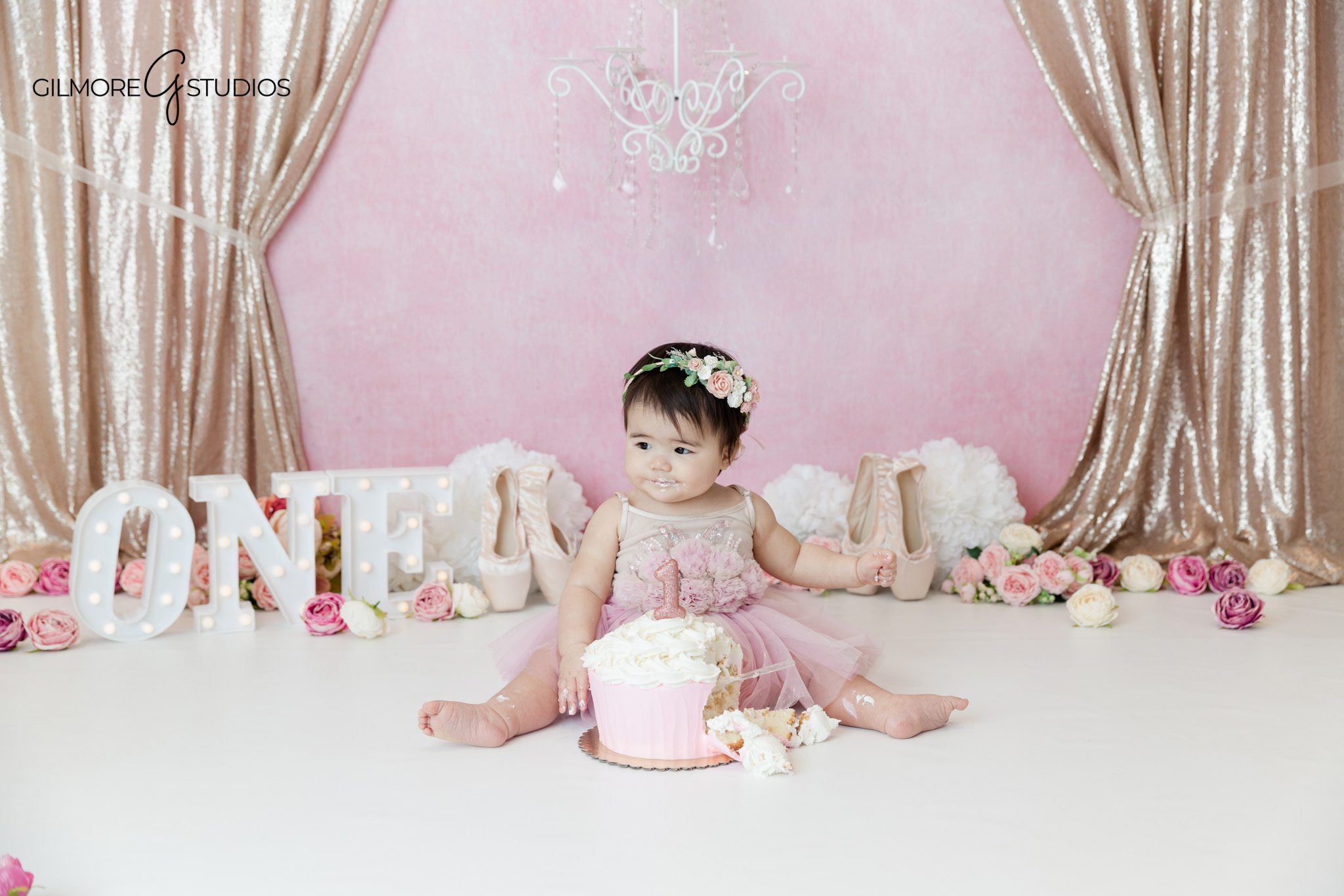 baby portrait photography cake smash soft feminine theme
Newport Beach cake smash photographer baby girl floral backdrop portrait