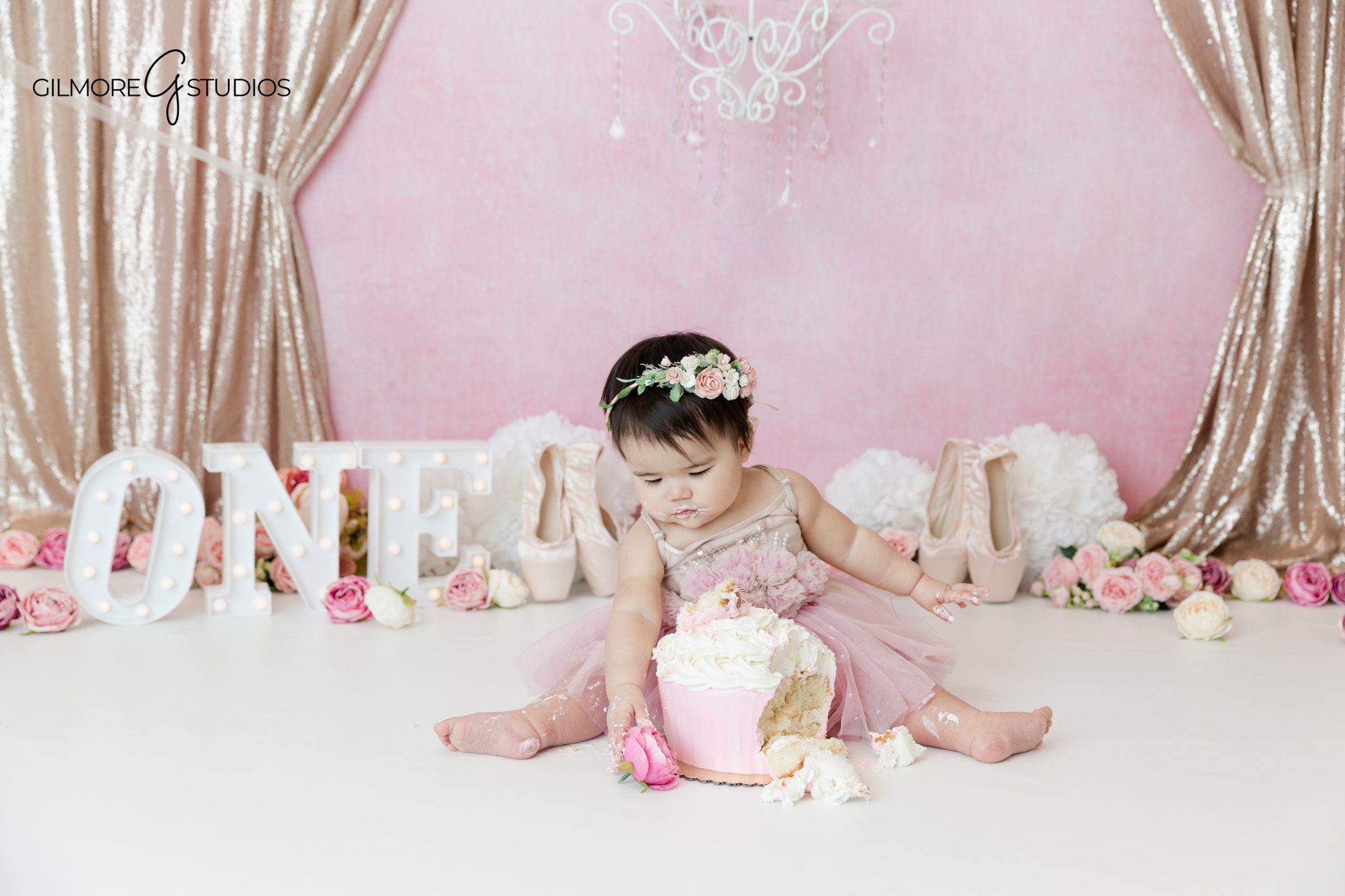 cake smash portrait photographer baby girl birthday cake moment
Newport Beach baby milestone photography cake smash floral theme