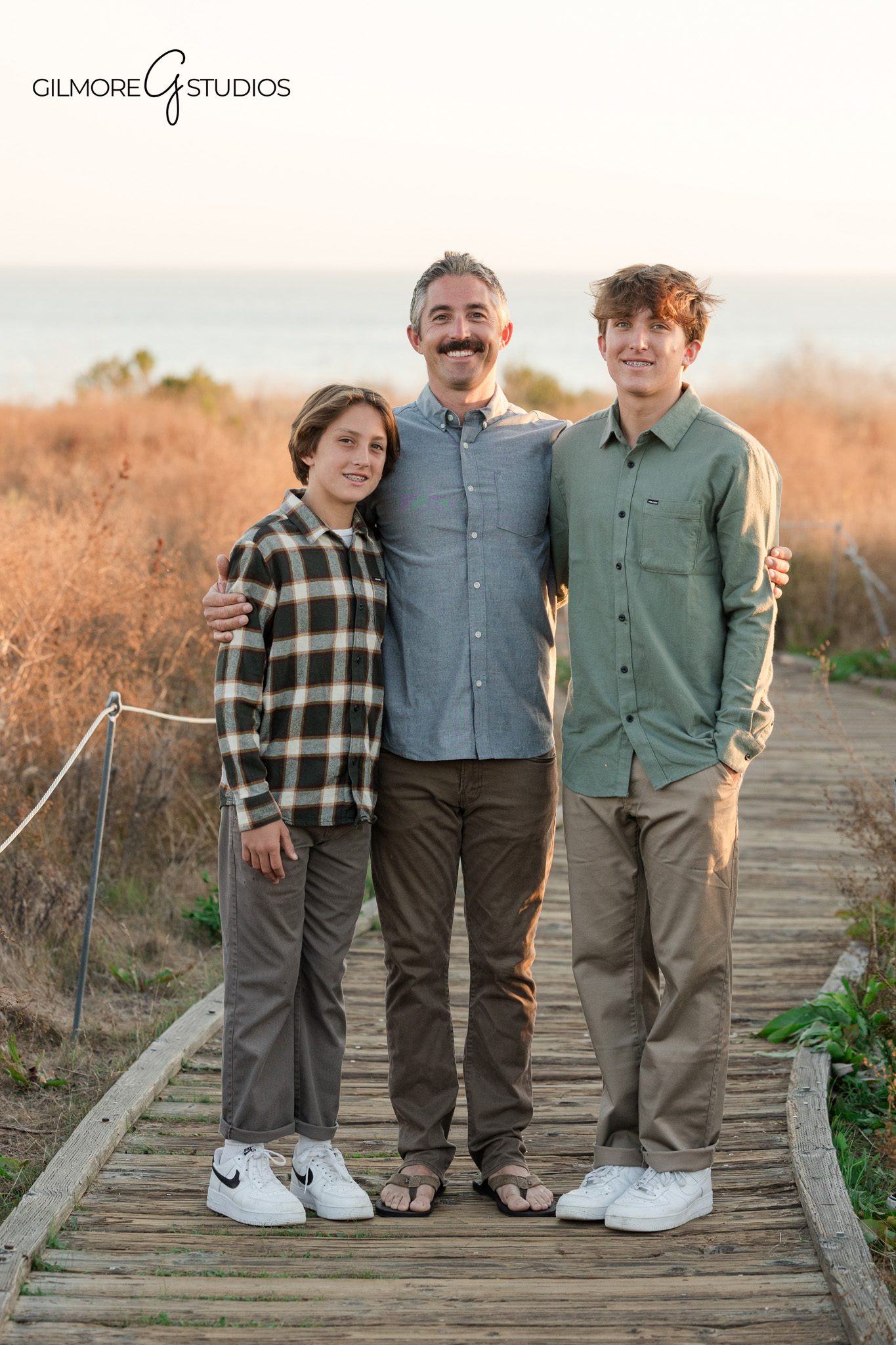 Family portrait photography with coastal scenery

Crystal Cove beach family photography portrait