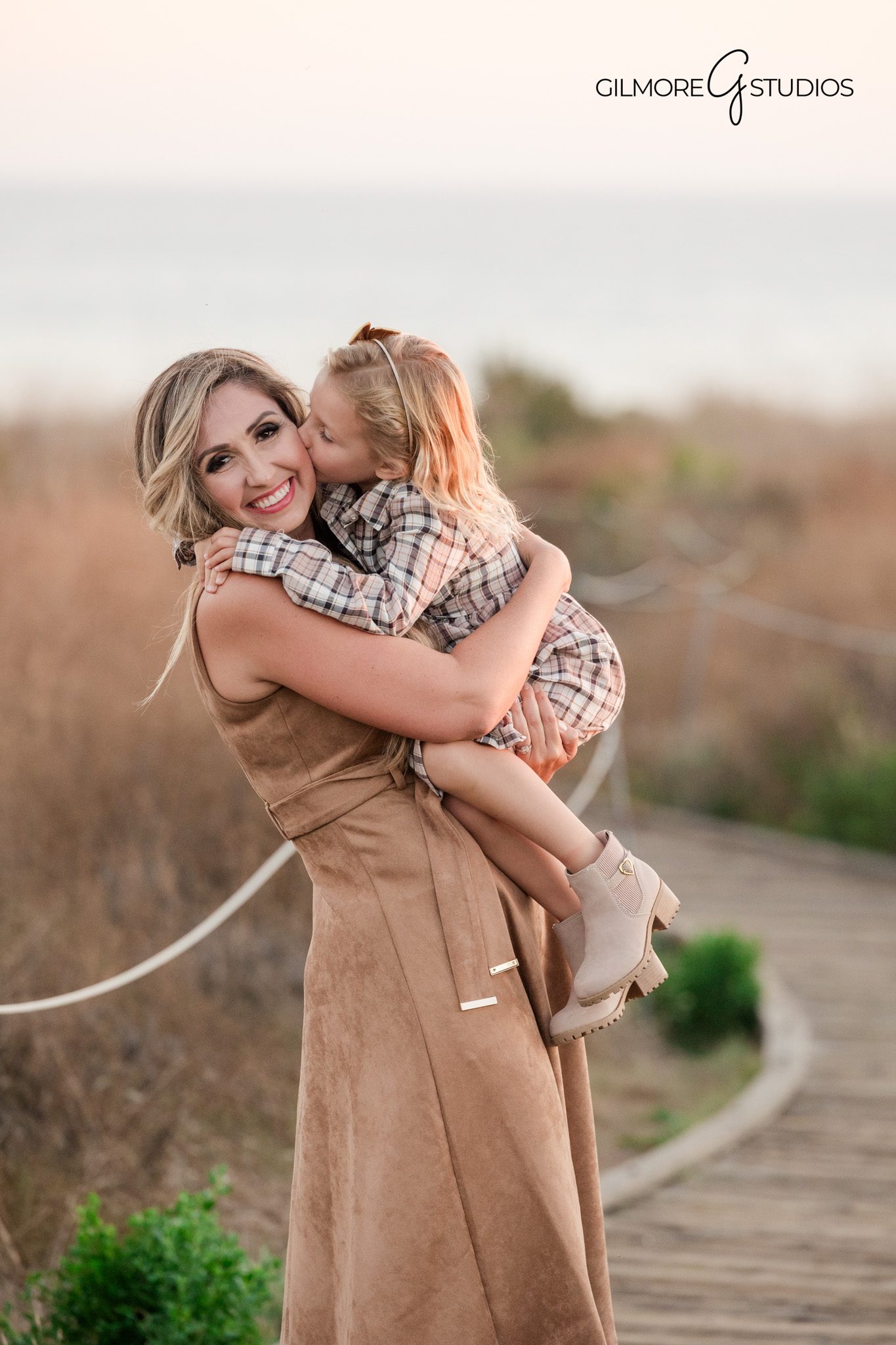 Crystal Cove family photographer kids playing candid beach portrait
Newport Beach family photography natural beach portrait session