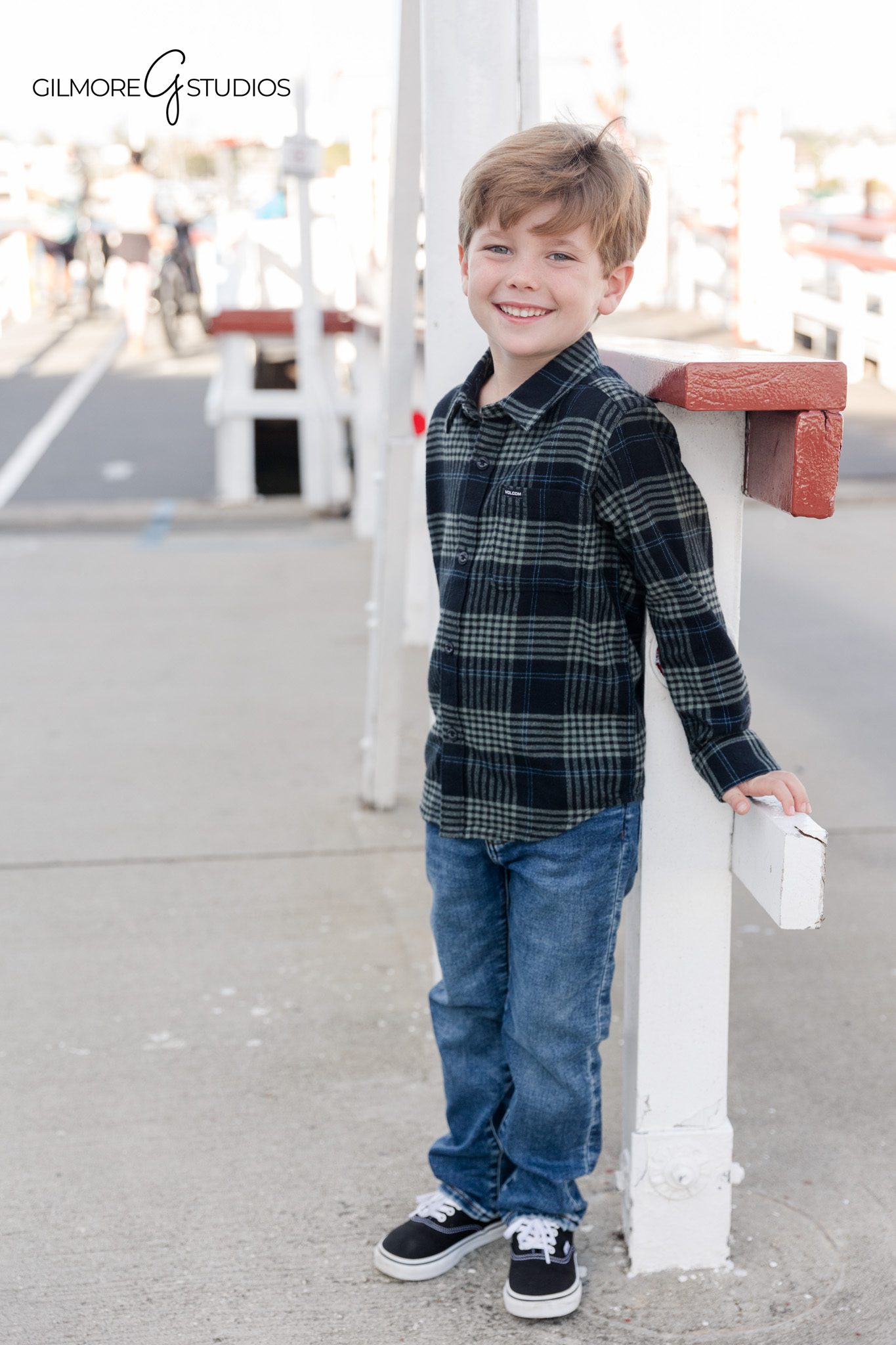 Family portrait photography with ocean backdrop

Beach family photography session with natural expressions
