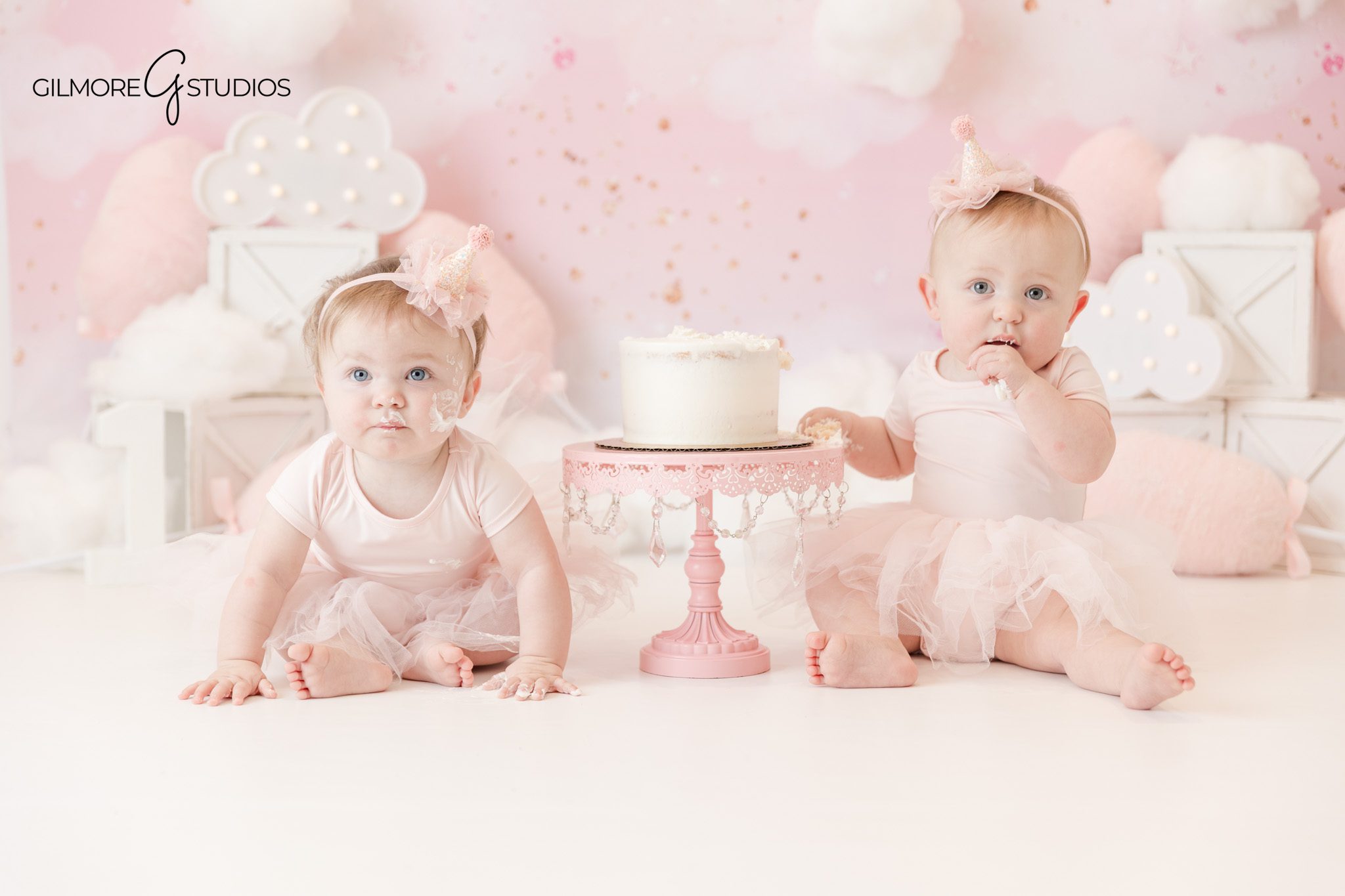 Baby photography portrait with simple birthday setup

Professional baby portrait photography during cake smash