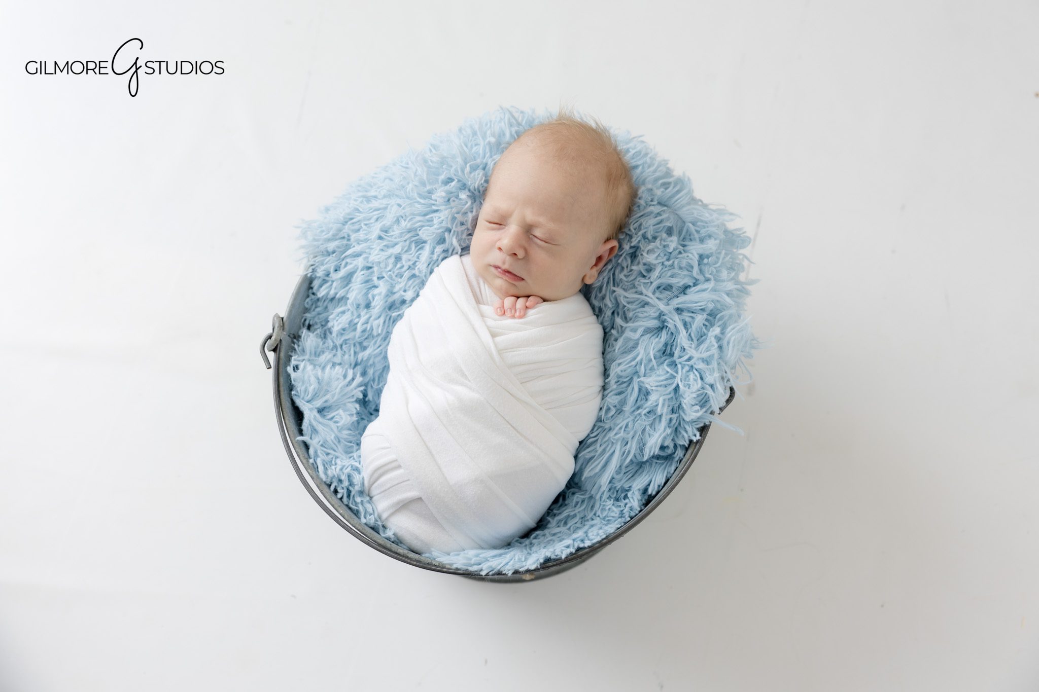 Newborn baby photography with soft blankets

Professional newborn photographer capturing peaceful baby portrait