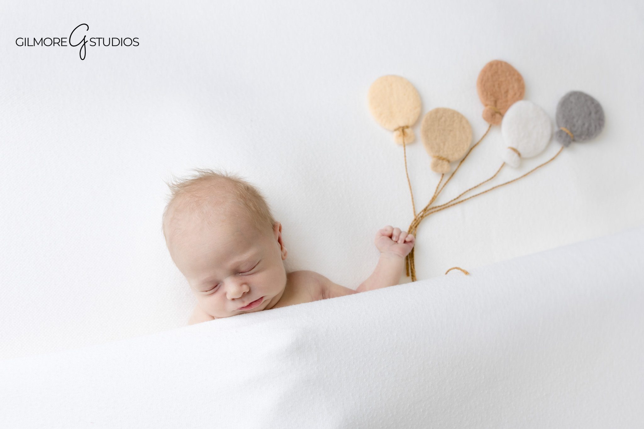 Baby portrait photography session with natural posing

Newborn photography showing baby curled in soft wrap