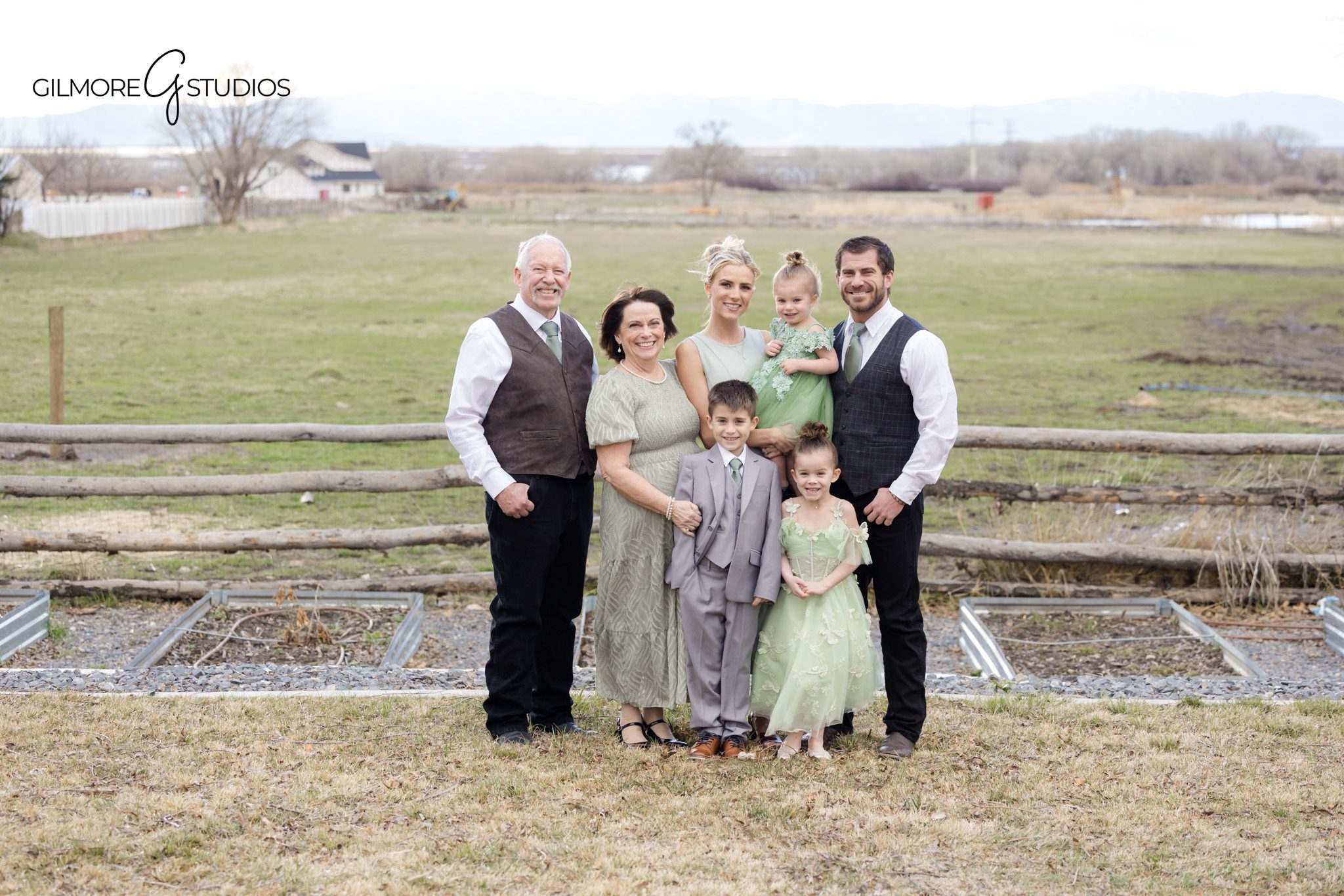 Utah family portrait photography with rustic background

Large family photography session showing natural interaction