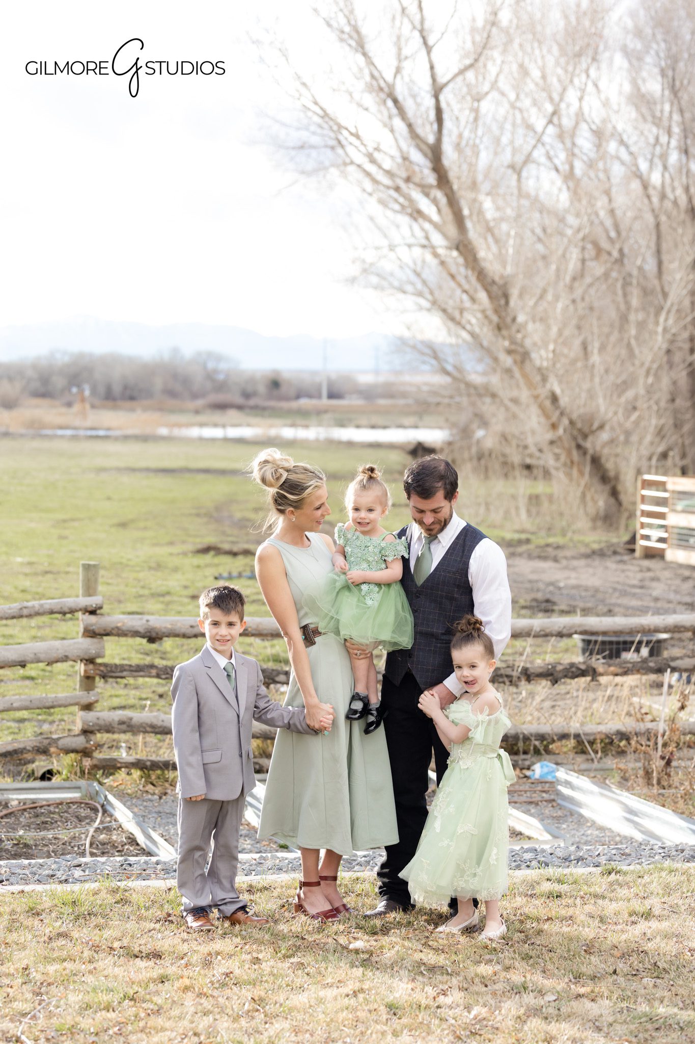 Extended family photography session in natural landscape

Utah portrait photographer capturing family reunion