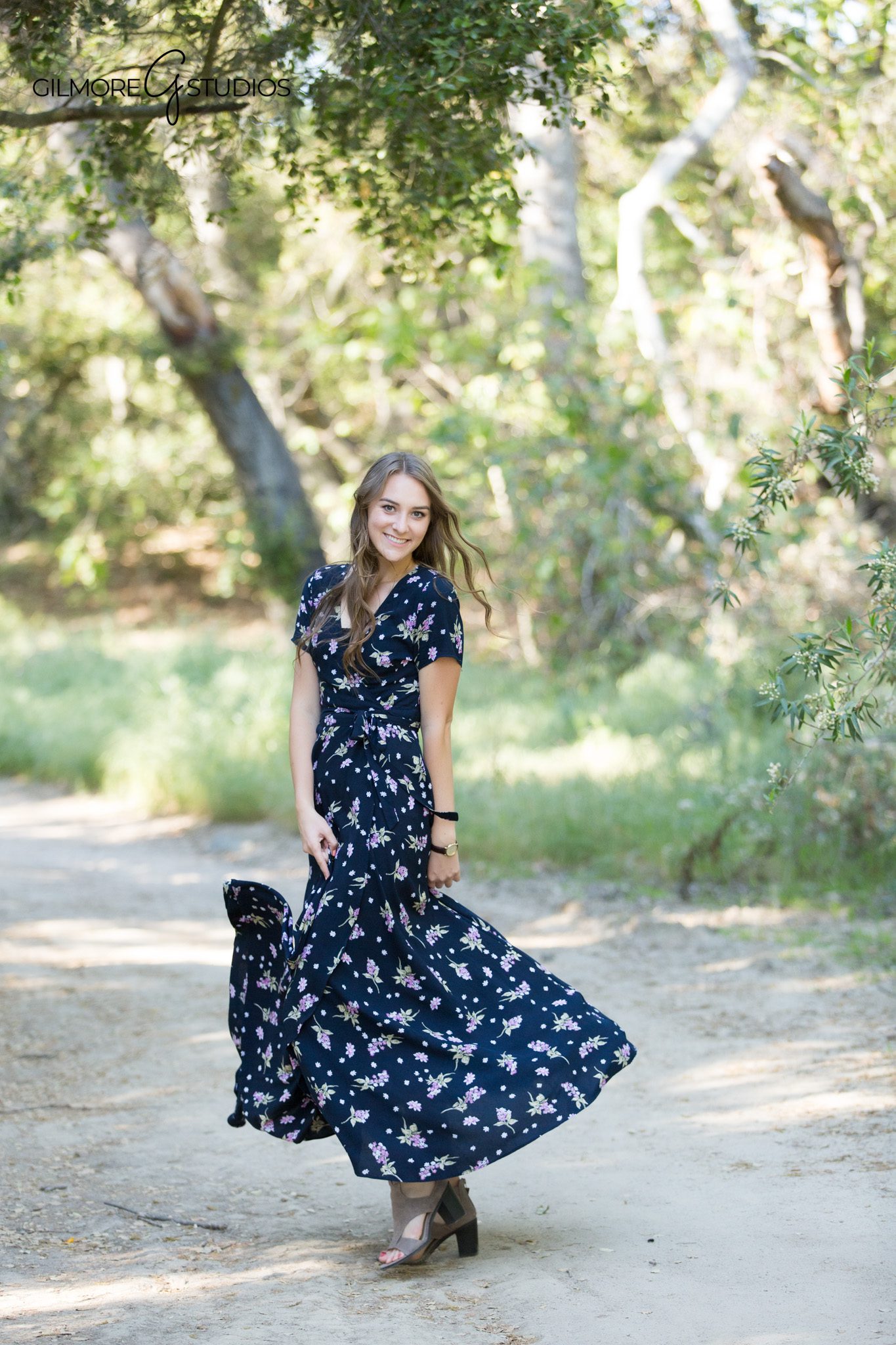 Senior portrait looking over shoulder nature
Classic senior pose outdoor background