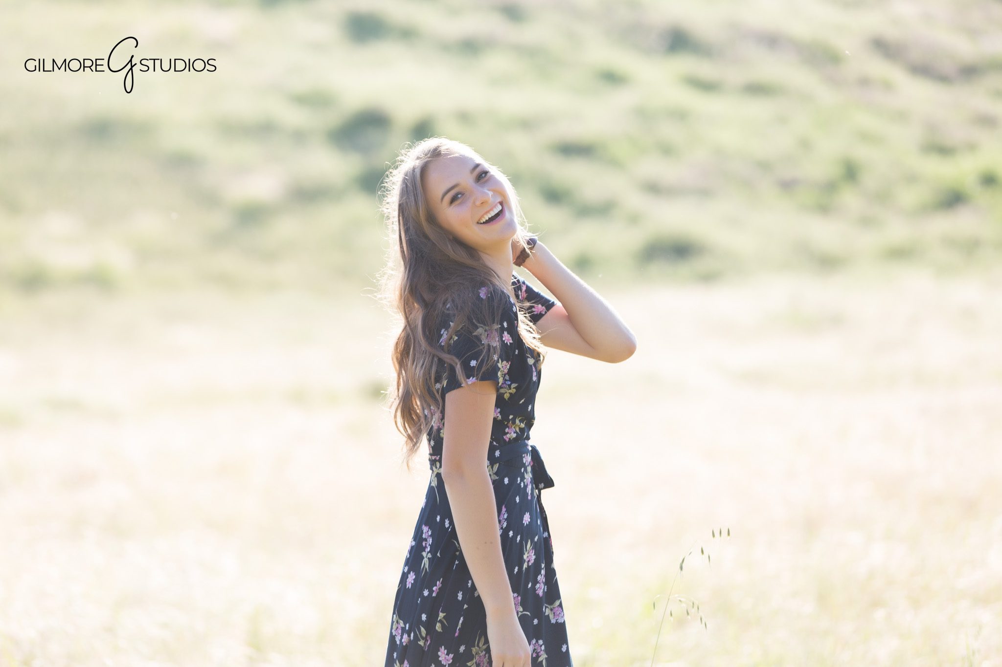 Senior sitting pose field portrait
Relaxed senior photography pose outdoors