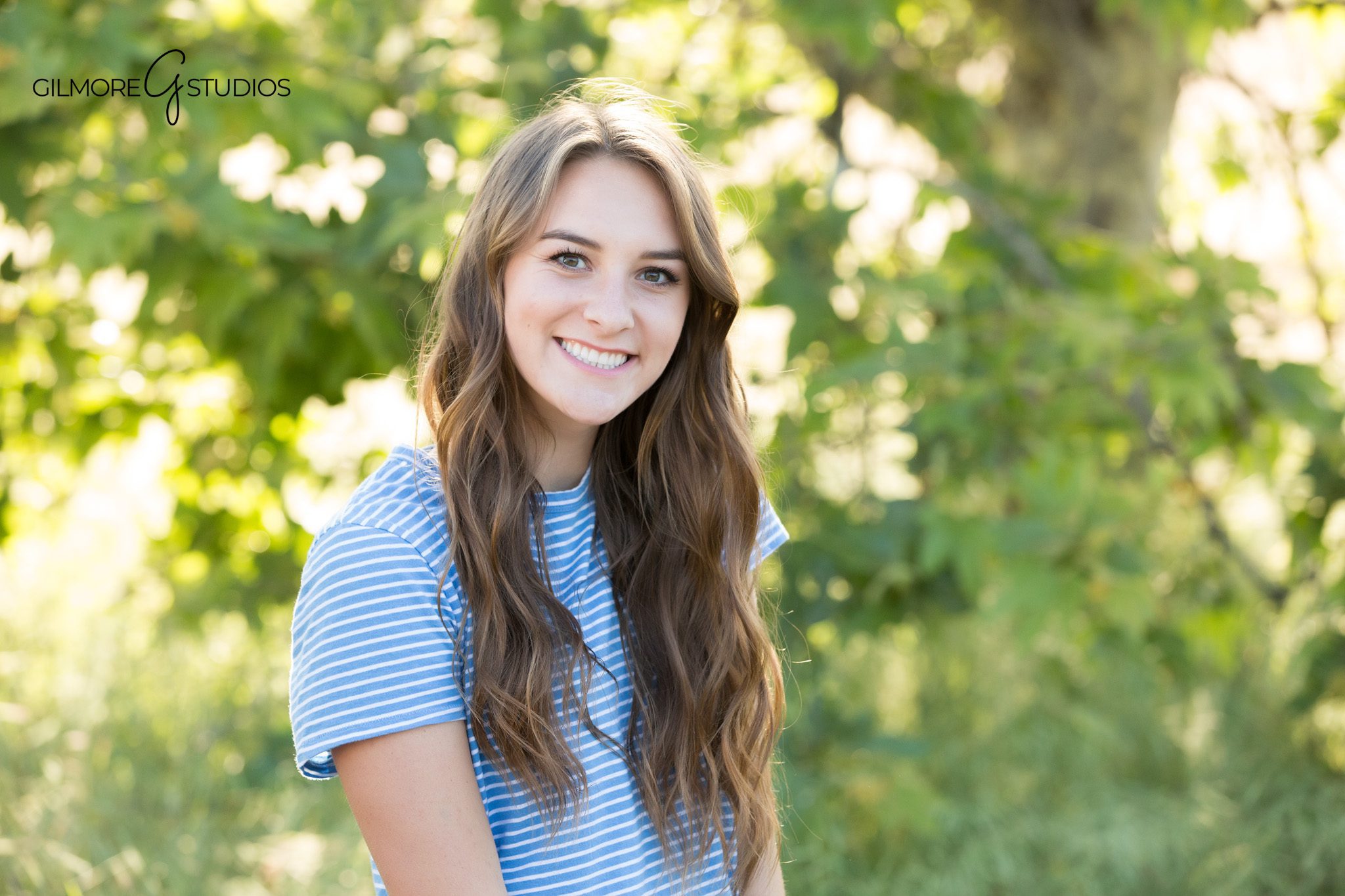 Senior photography scenic trail location
Outdoor senior portrait nature setting