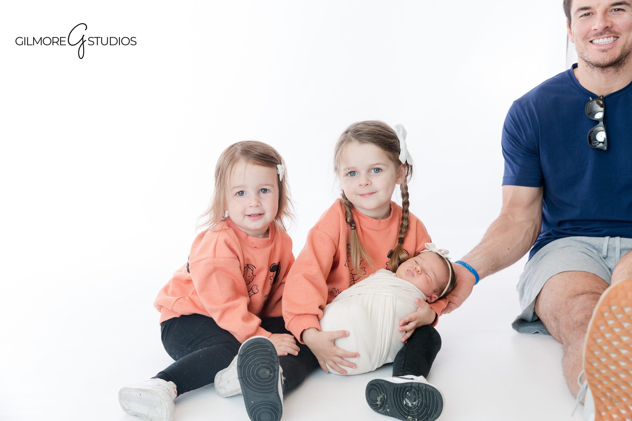 newborn photography with siblings Phoenix, sibling newborn photos Phoenix Arizona