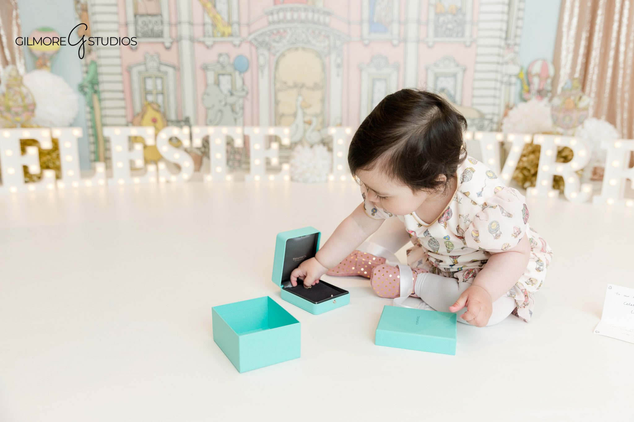 One year old baby photography Phoenix cake smash
Cake smash session Phoenix indoor natural light photography