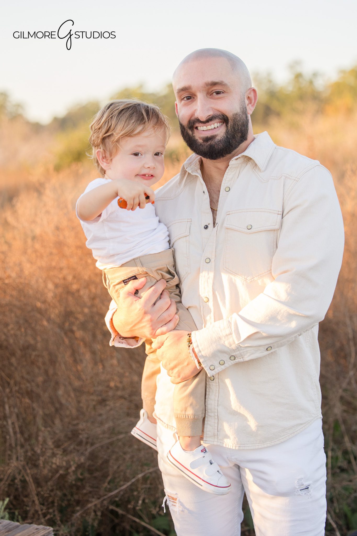 Crystal Cove family photographer lifestyle portrait warm sunset photography
Newport Beach CA family photography child sitting with parents portrait