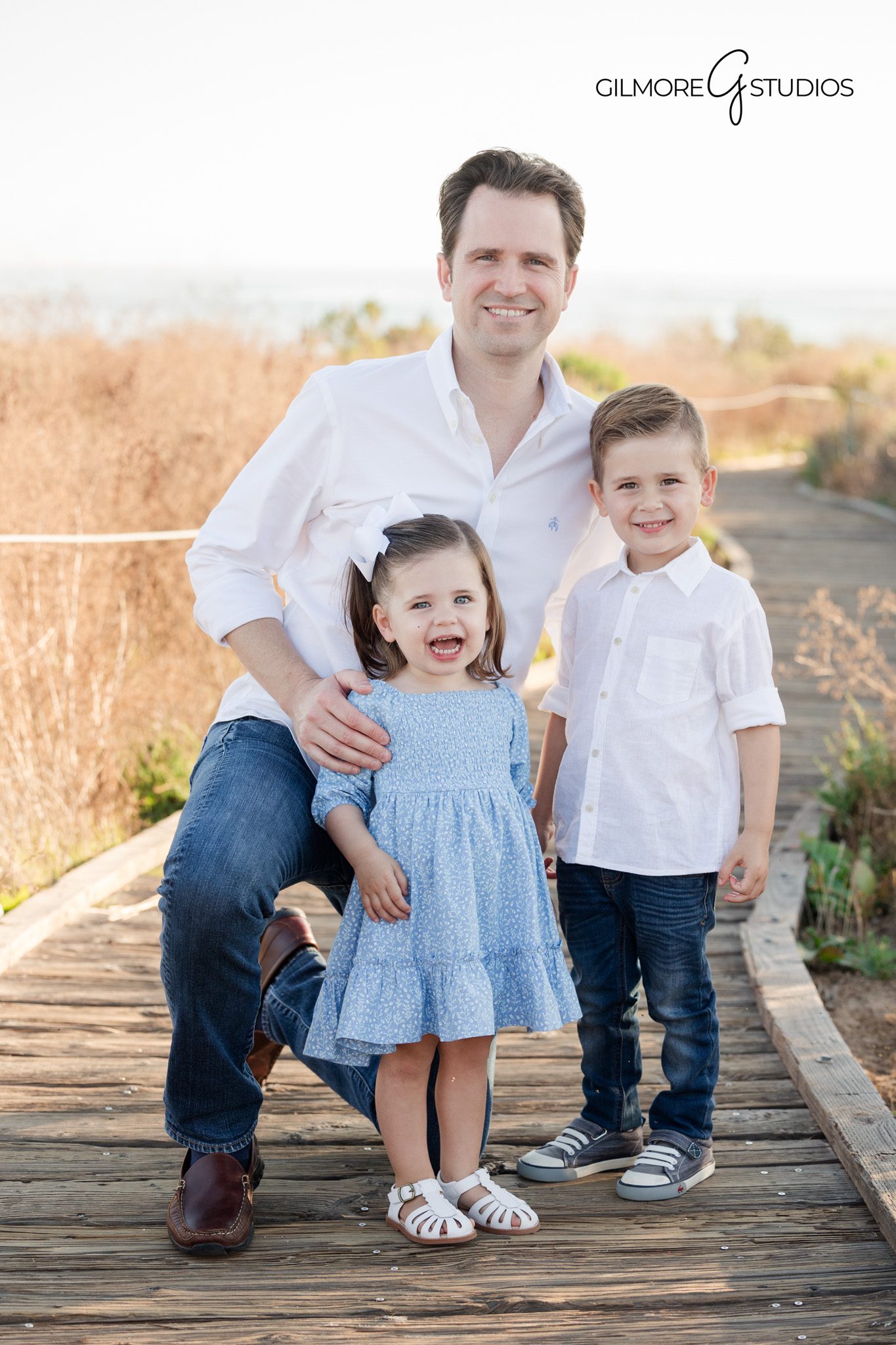 family photography orange county beach trail, crystal cove natural light family portraits