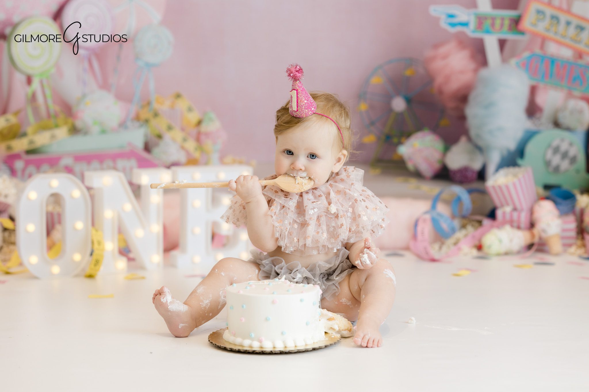 baby portrait carnival theme cake smash
carnival cake smash photographer cotton candy theme