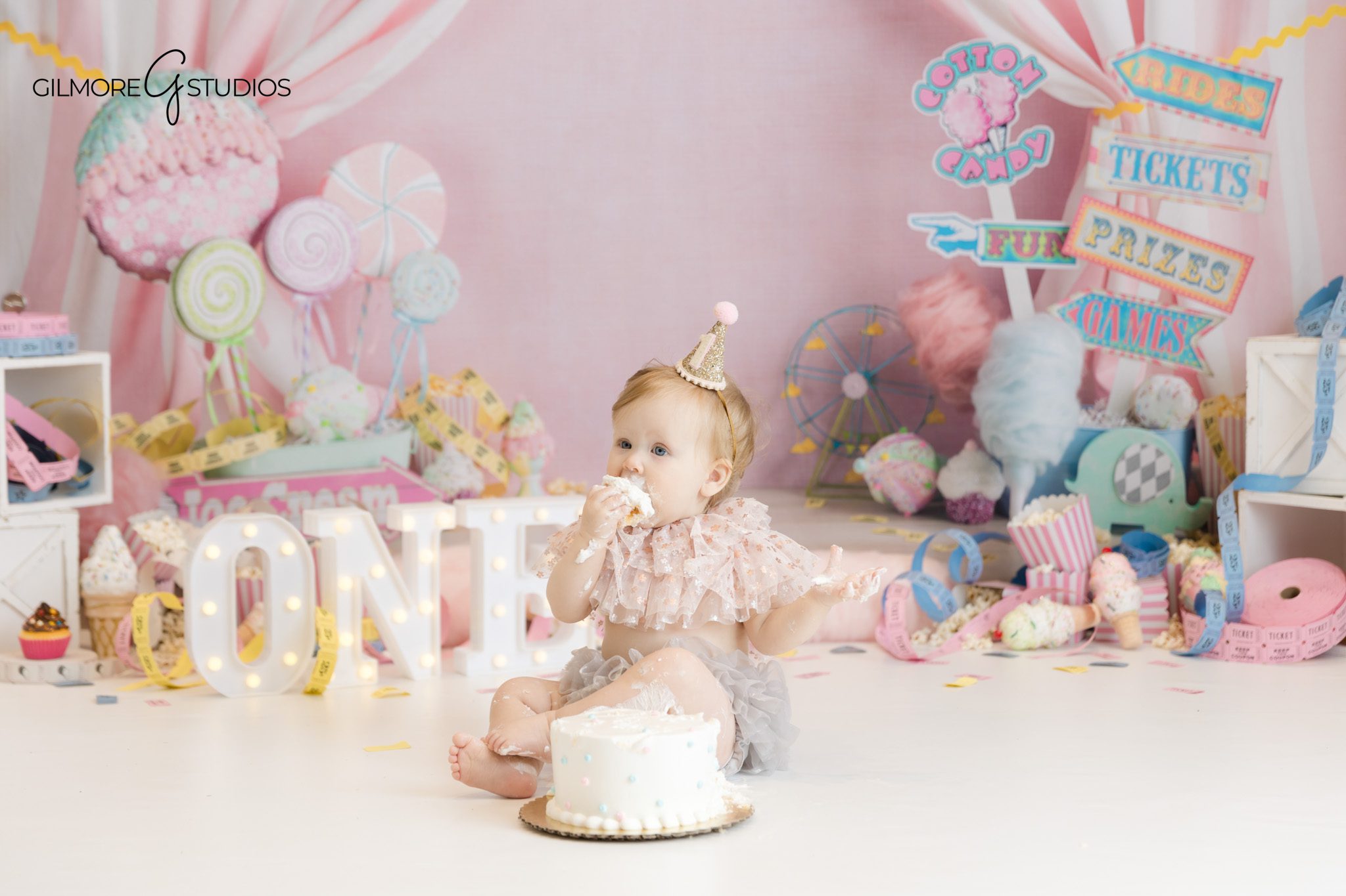 newport beach baby photographer cake smash
pastel carnival cake smash photography baby girl