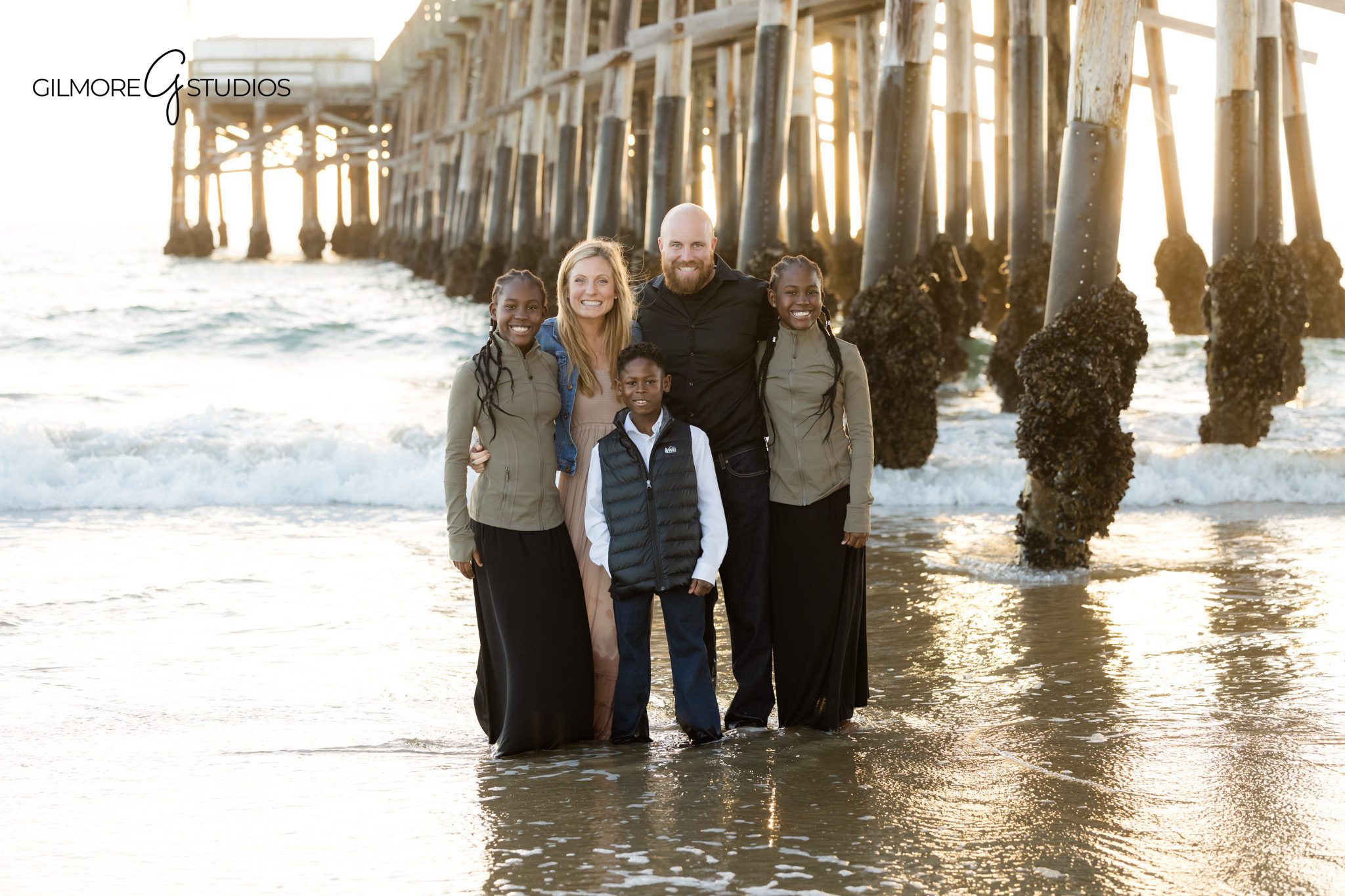 Newport Beach family photographer capturing natural laughter candid portrait
Newport Pier family photography joyful smiling family moment