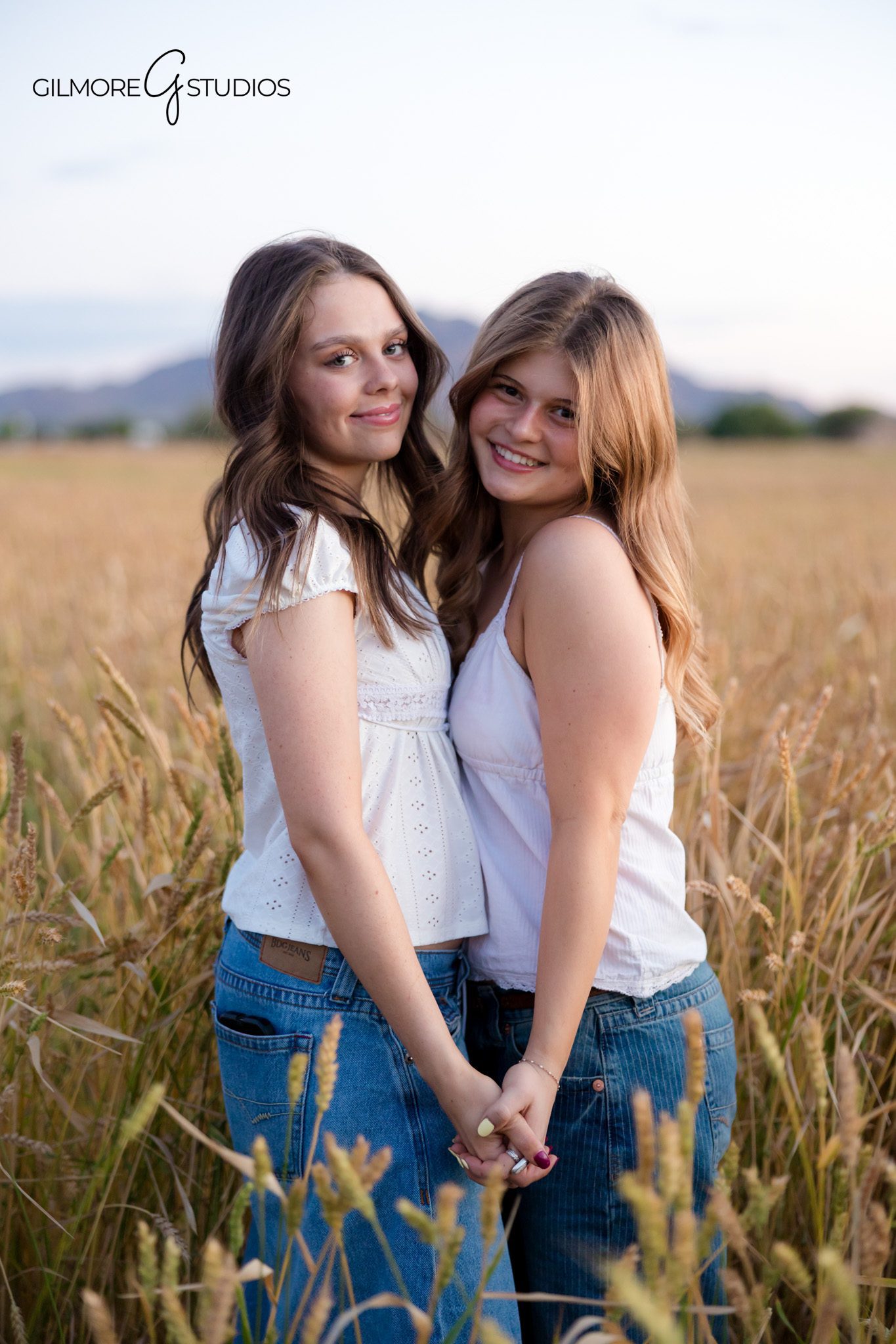 Fun senior graduation photography in Queen Creek AZ
Senior girls portraits with mountain views in Arizona