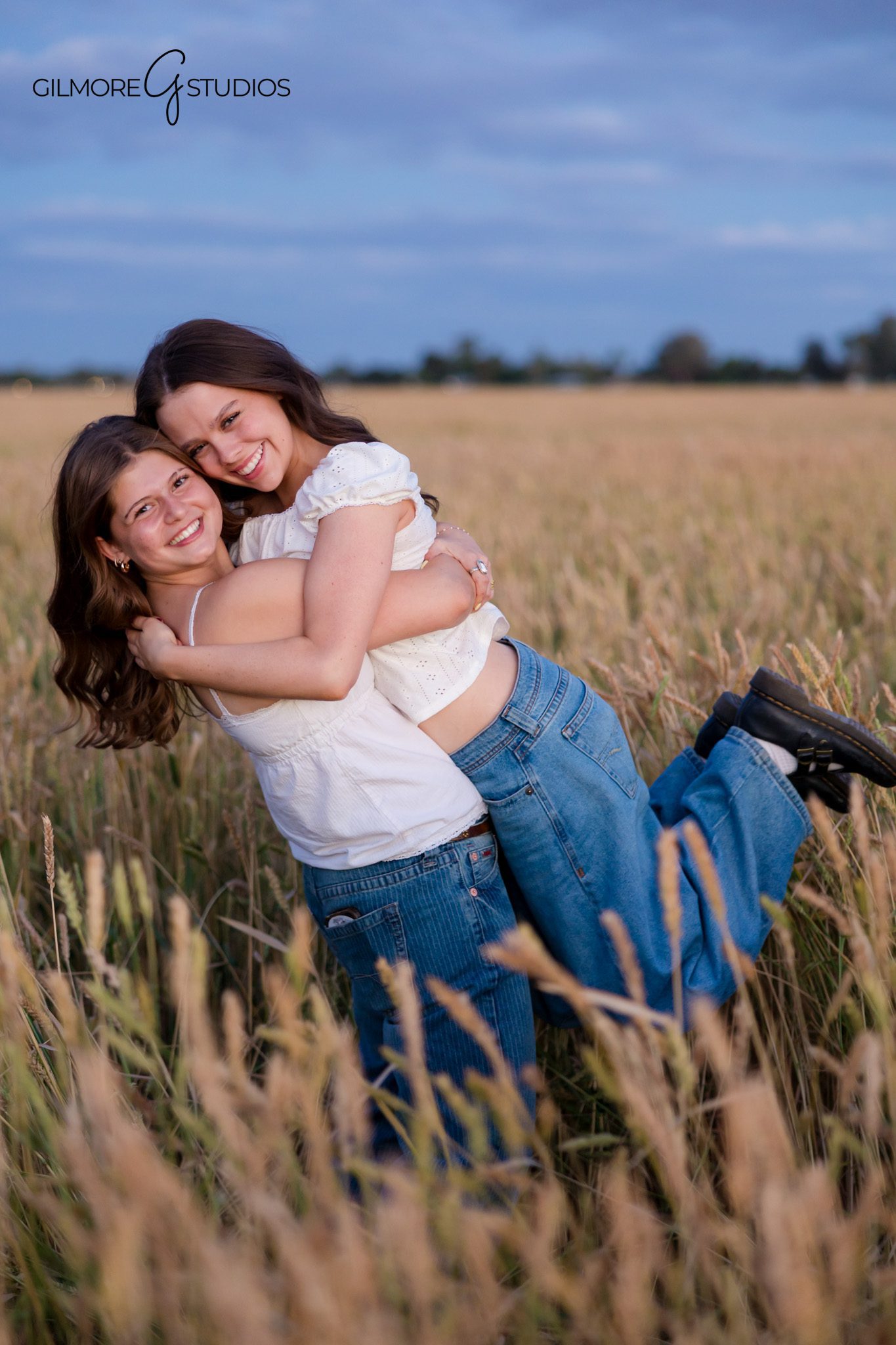 Queen Creek outdoor senior photography at sunset
Best friend senior portraits with natural smiles Arizona