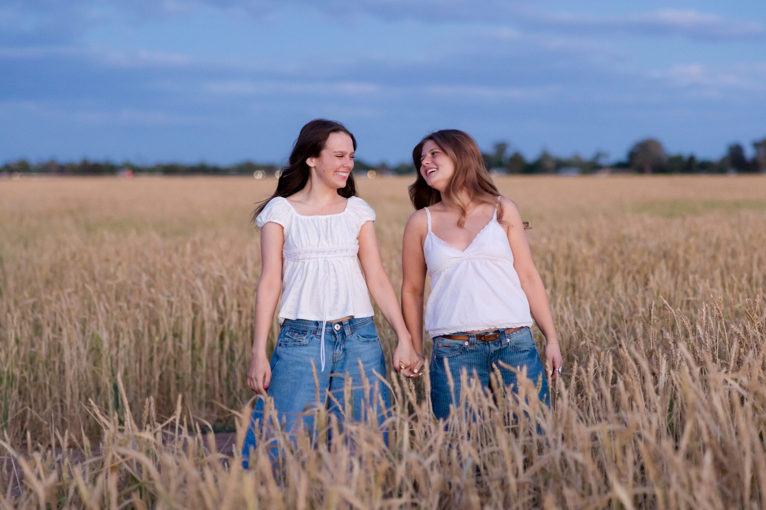 Arizona senior girls photographer natural outdoor portraits
Queen Creek senior photography with best friend hugging