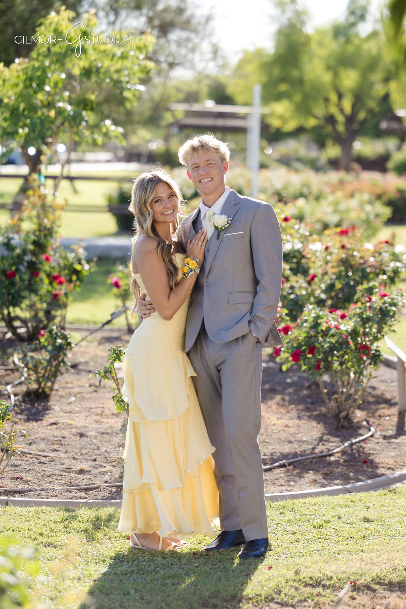 prom photography Gilbert AZ soft sunset lighting
Arizona senior prom couple portraits outdoors