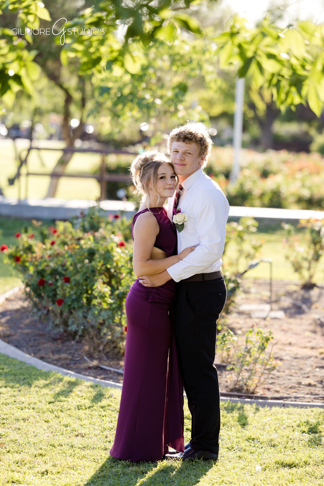 Gilbert AZ prom photographer candid prom friend group photo
Gilbert Arizona prom pictures students laughing outdoors