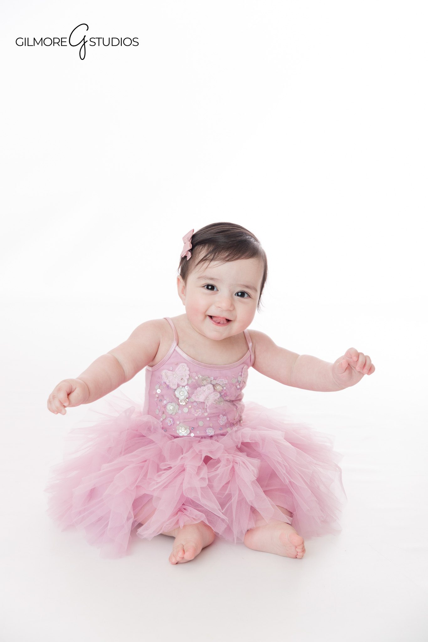 Newport Beach baby milestone photographer capturing gummy smiles
Sitting-up baby portrait with soft neutral outfit and spring backdrop