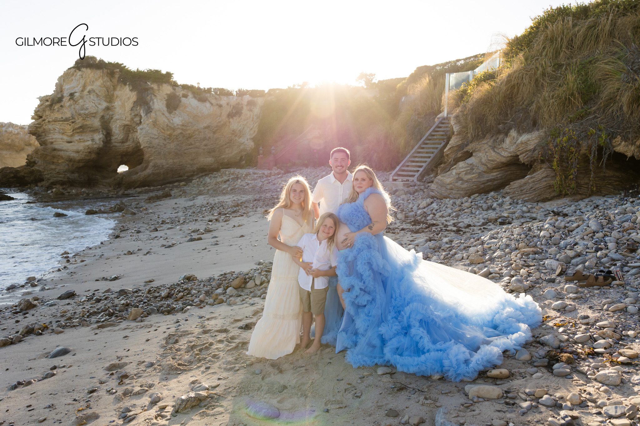 Coastal maternity photography in Orange County with cliffs and ocean views
Maternity photos at sunset on a private beach in Corona del Mar