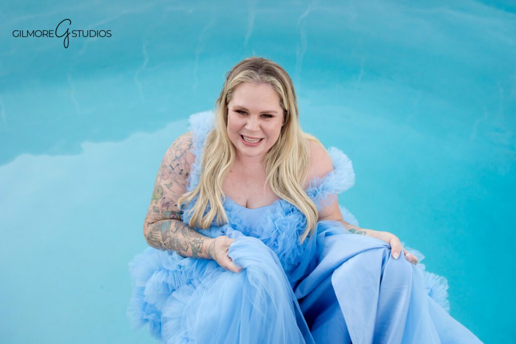 Cameo Shores maternity session with soft coastal colors and ocean background
Private beach pregnancy photos in Newport Beach with warm evening light