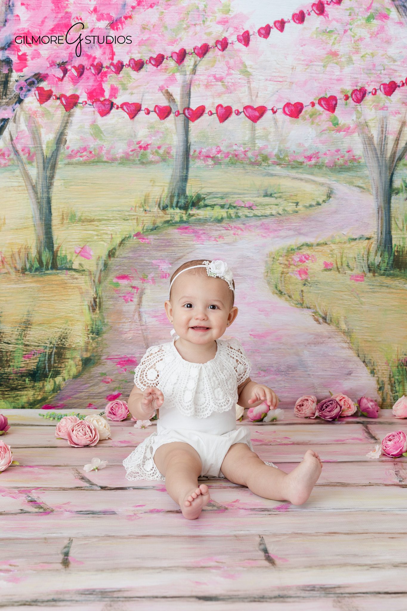 Baby sitting independently during family and milestone photo session
Family portrait with 6 month old baby sitting up in studio