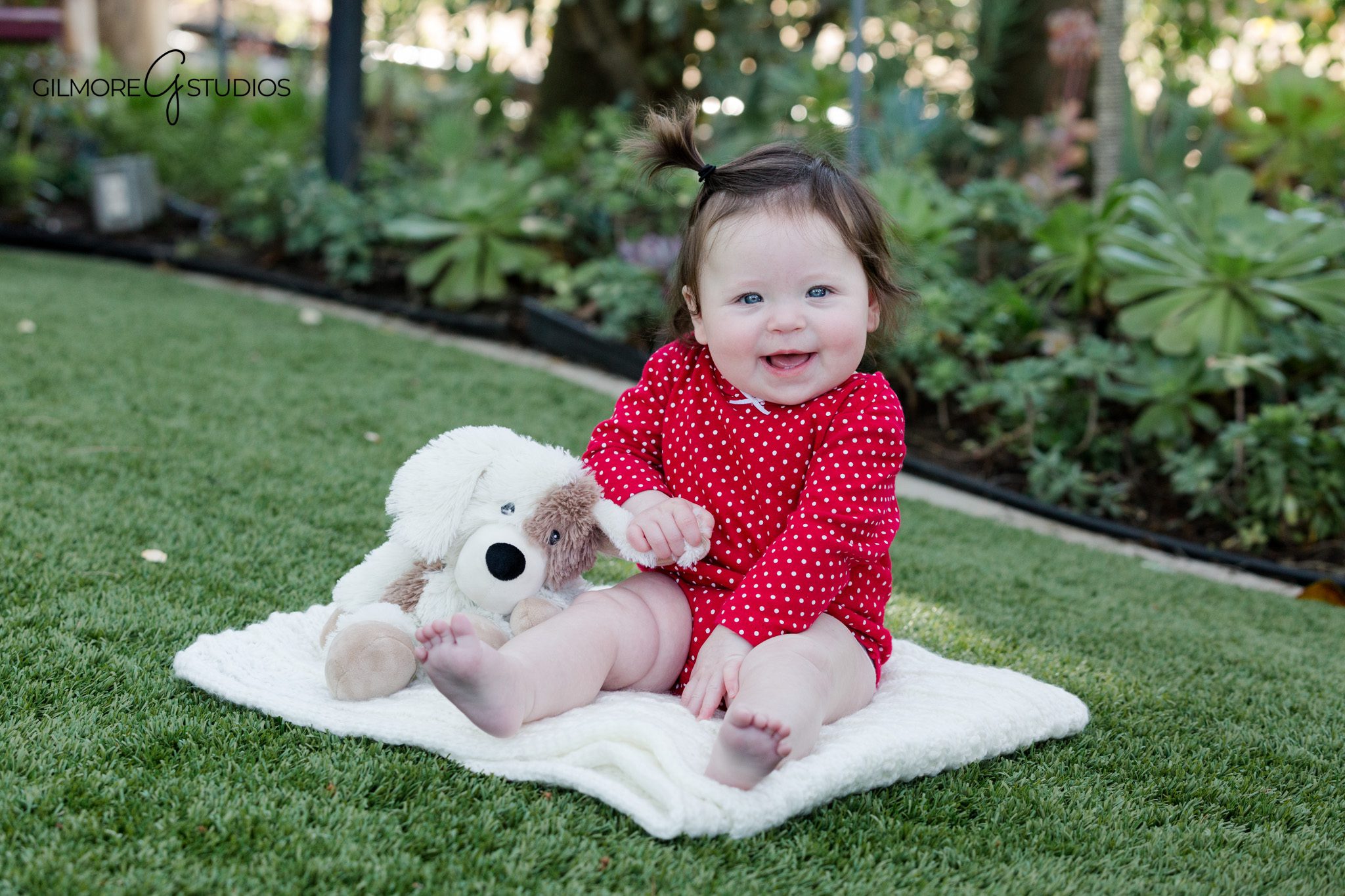 Studio sitter session for baby’s first year portraits
Baby sitting up photos between newborn and first birthday sessions