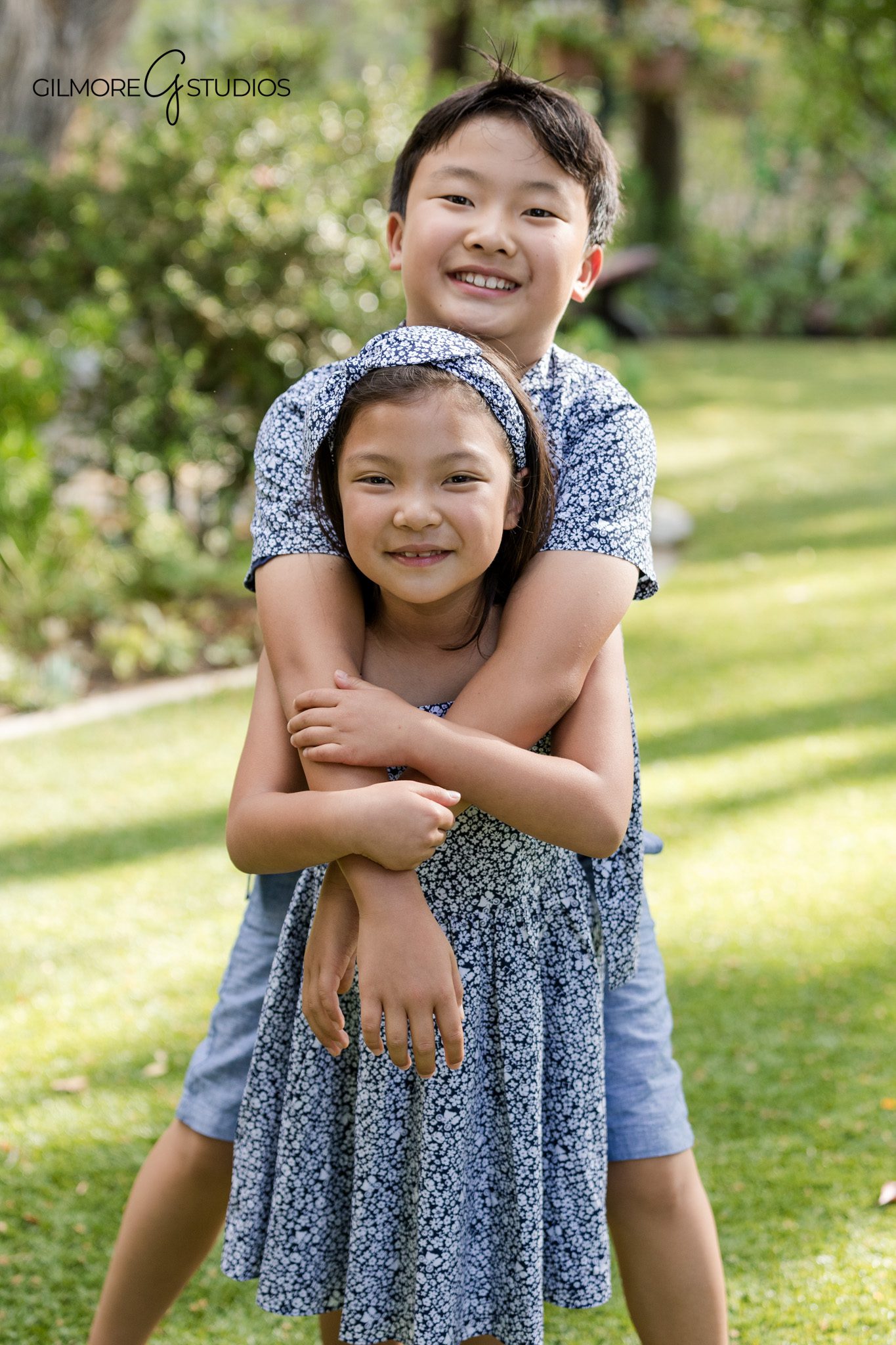 Playful sibling portraits in a sunny Newport Beach garden
Children's photographer in Newport Beach capturing movement and laughter