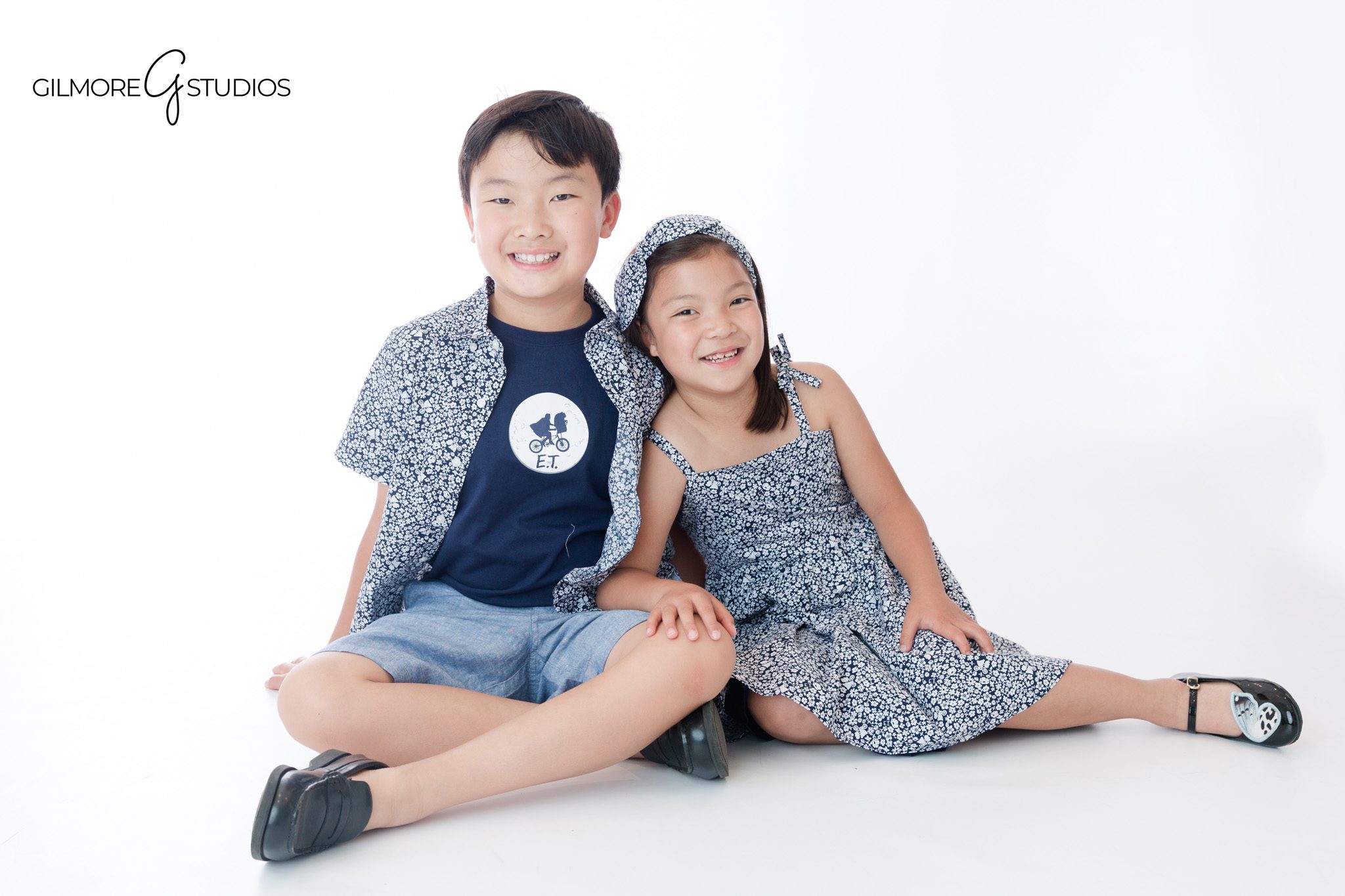 Newport Beach children's photographer capturing siblings in a garden setting
Garden sibling portraits in Newport Beach with brother and sister hugging