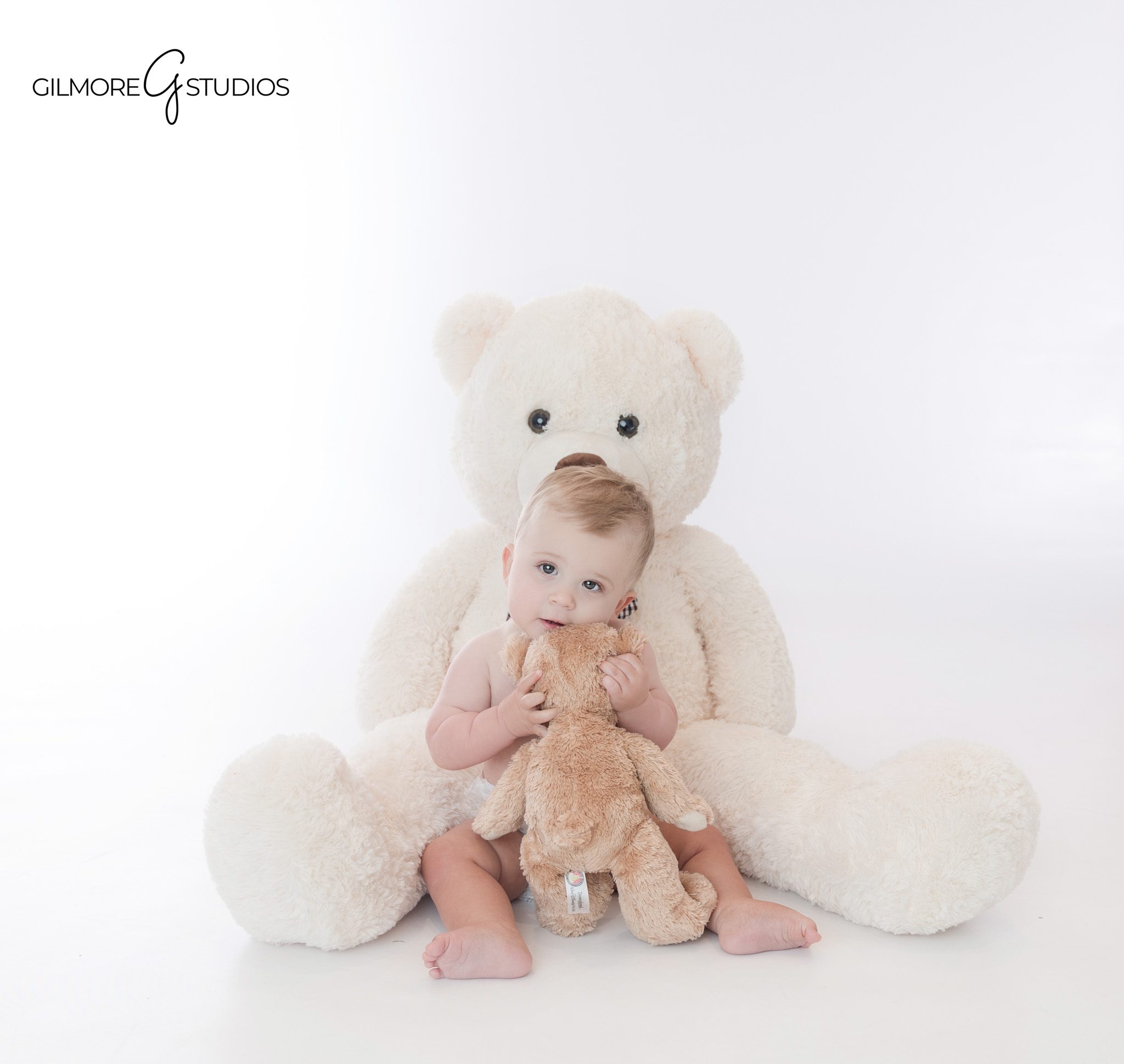 Queen Creek AZ cake smash photographer with teddy bear first birthday theme
Teddy bear cake smash session for one year old boy in Queen Creek Arizona