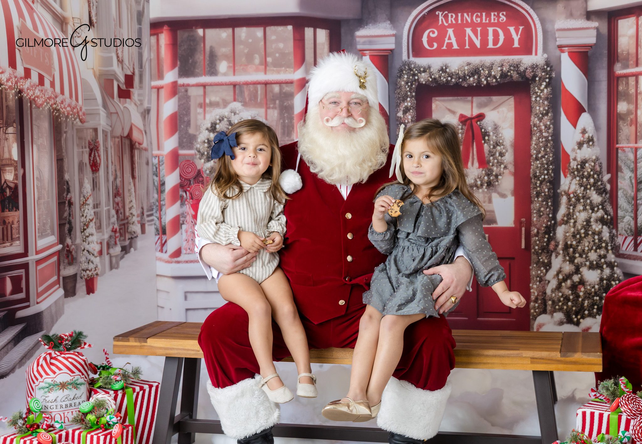 Santa mini session near Queen Creek AZ with red and white Christmas decor
Children sitting with Santa during a Queen Creek holiday photo session