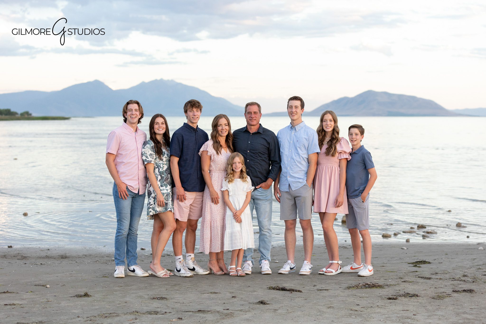 Destination family photography session in Utah with lake and mountain views
Utah family photographer capturing a large family by the water