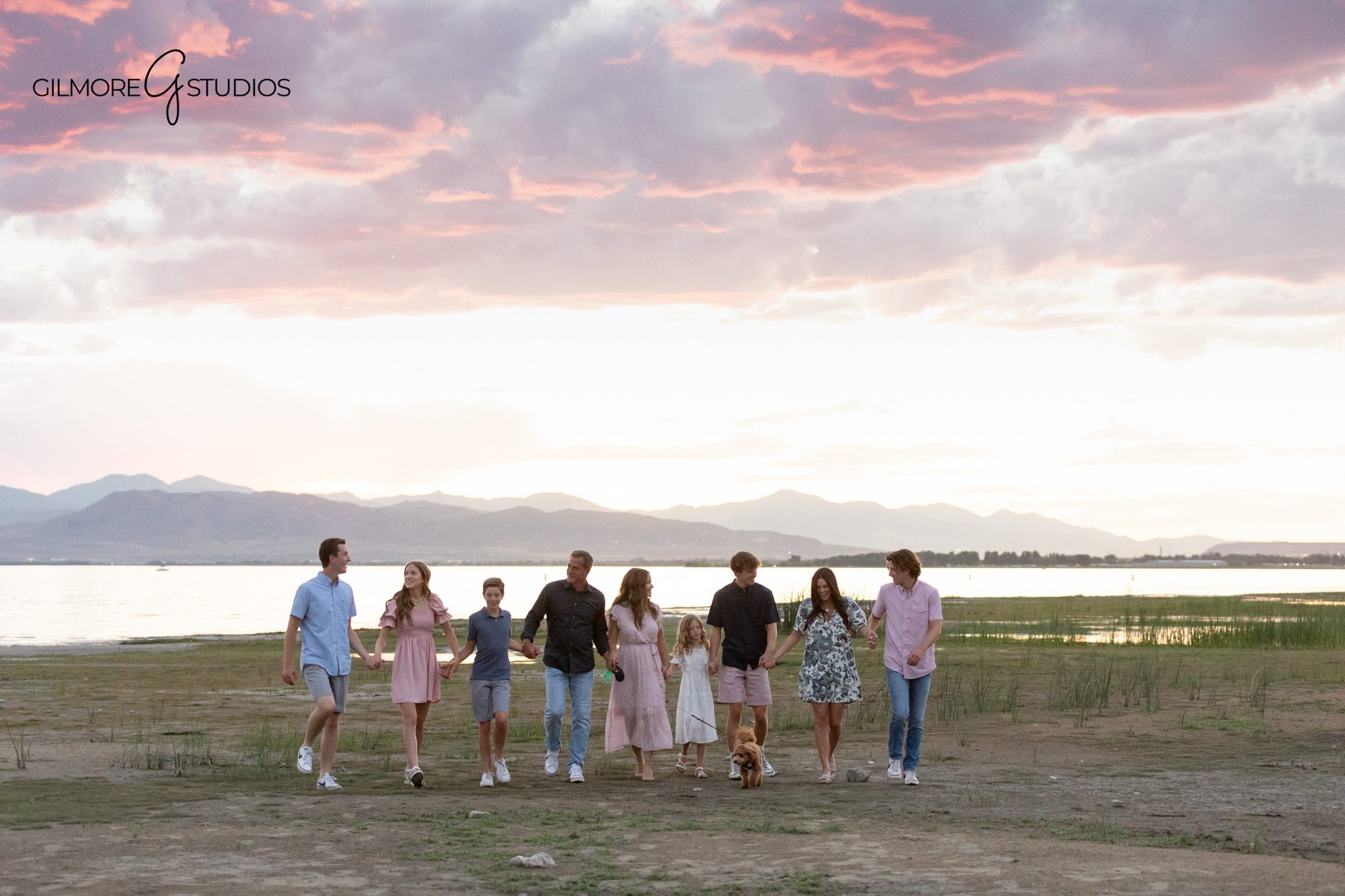 Utah destination family photographer with mountain lake backdrop
Family photos with older kids and teenagers near the water
