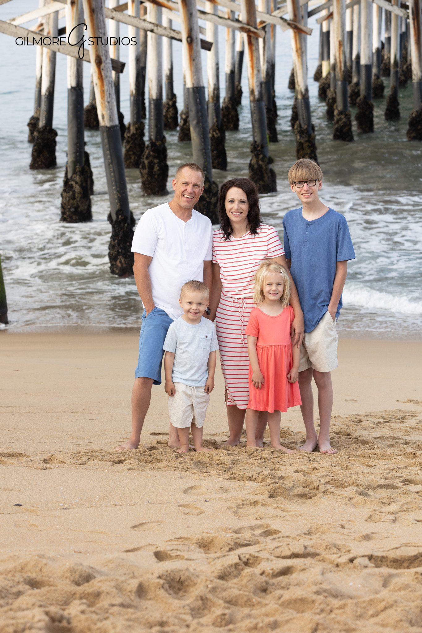 Large family portrait with ocean waves and pier pilings in Newport Beach
Newport Beach Pier photographer for multi generation family photos