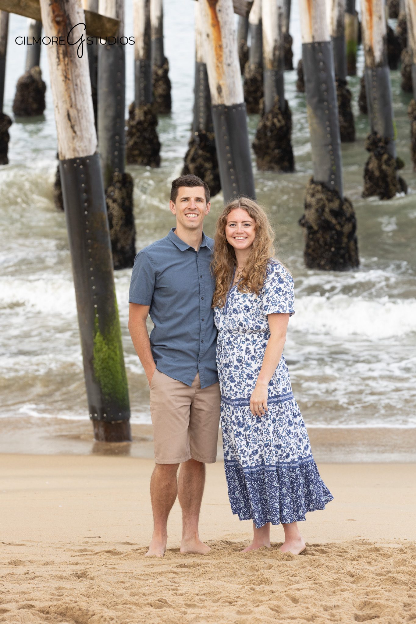 Fun candid extended family photo on the beach
Large family laughing during Newport Beach Pier portraits