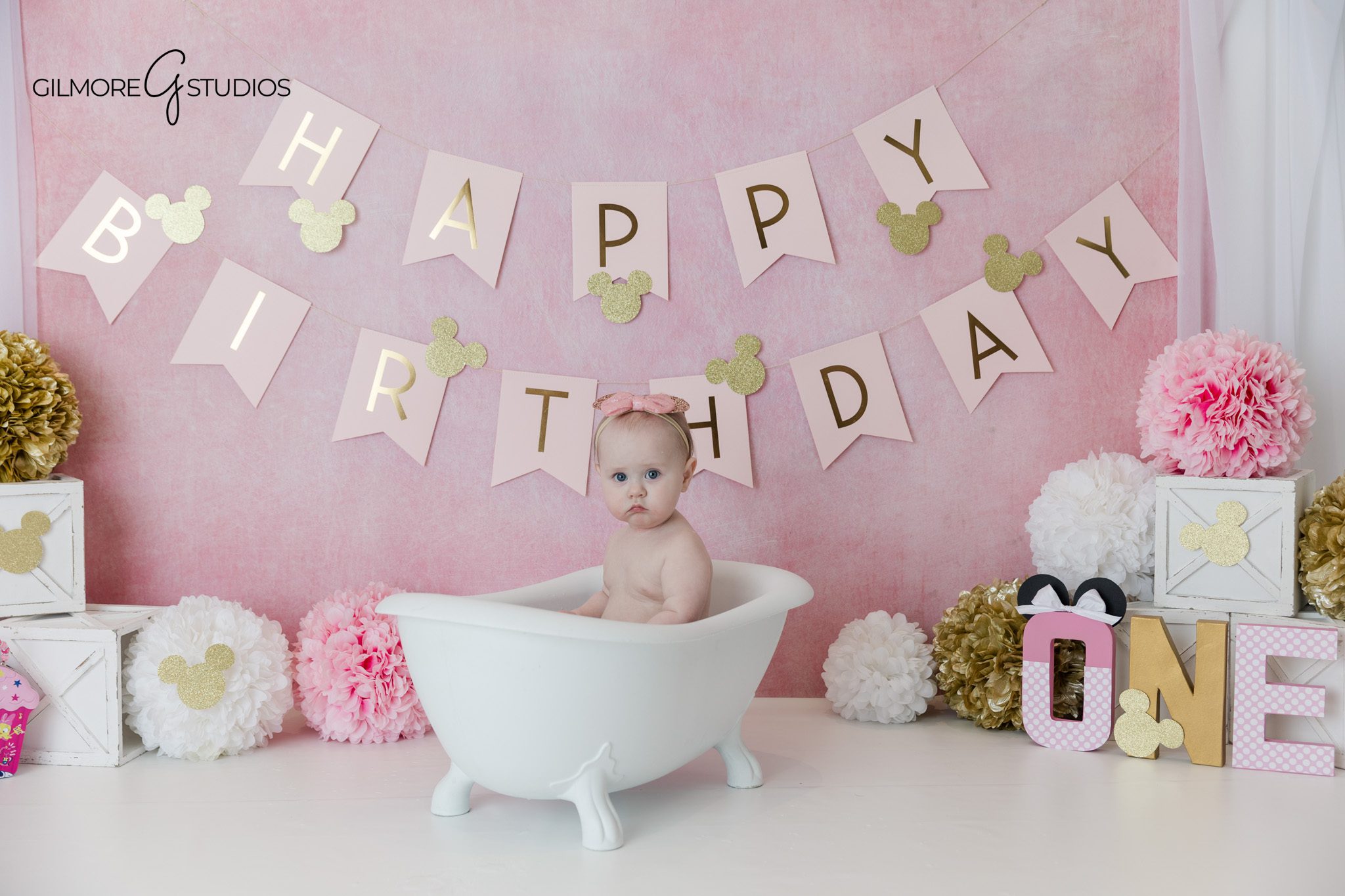 Queen Creek AZ first birthday photographer with Minnie Mouse theme
Pink Minnie Mouse cake smash setup with happy birthday banner