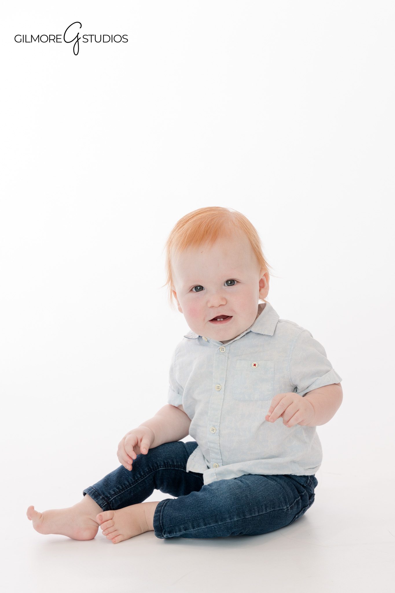 Queen Creek photographer capturing messy first birthday cake smash portraits
Baby boy sitting in front of light up ONE letters for birthday photos