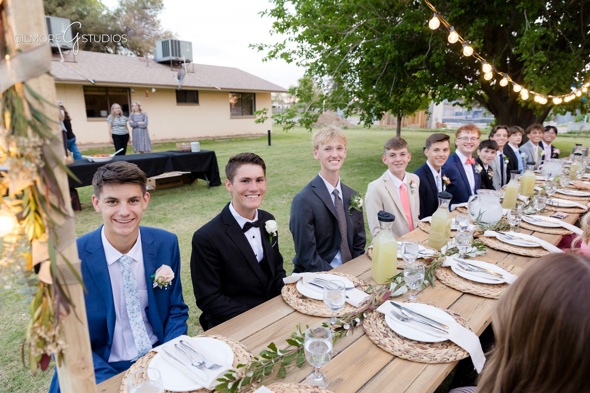 Prom friends posing together before ALA dance
Gilbert prom photography for large friend groups